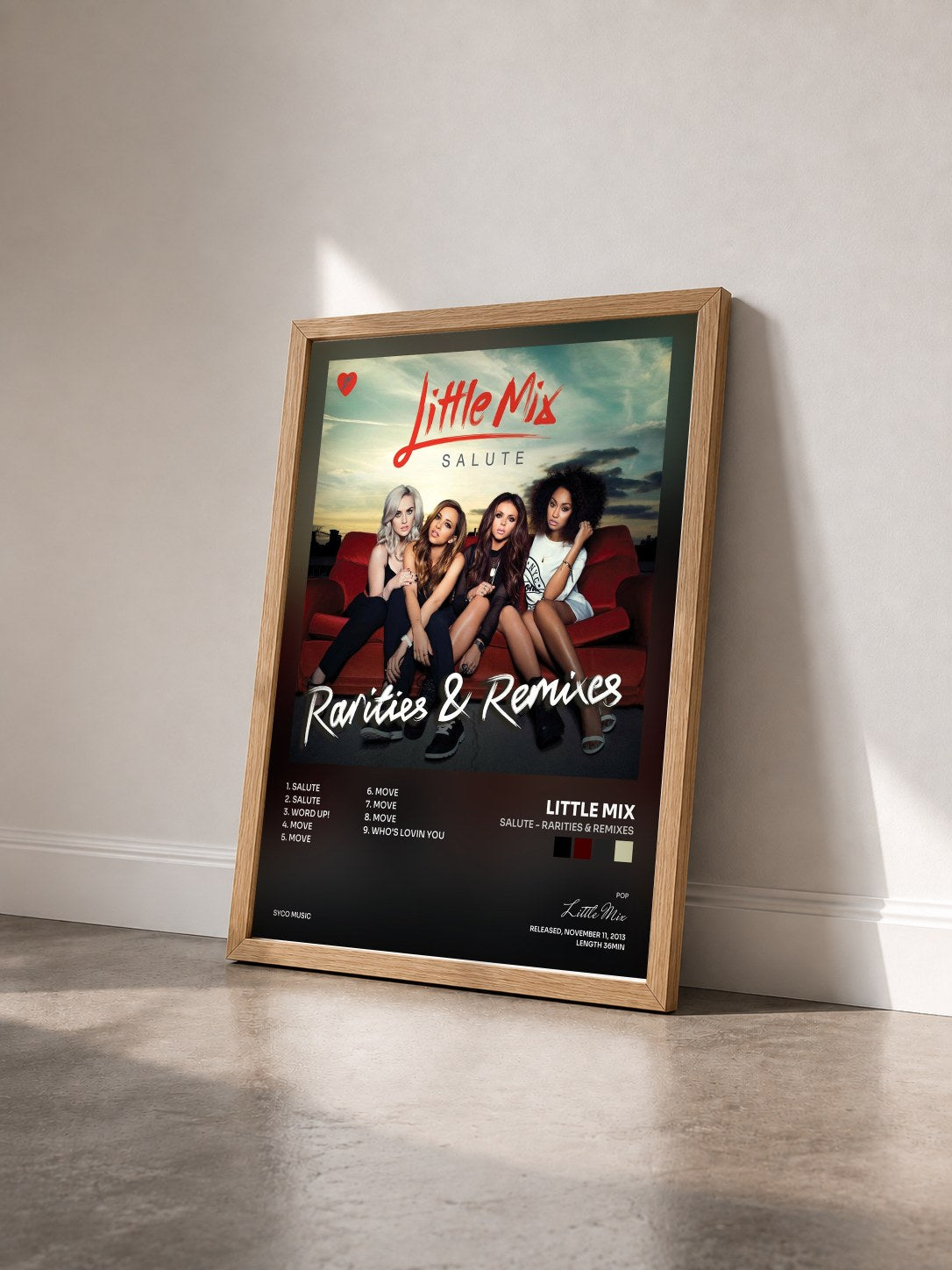 #bois Tableau de l'album Salute - Rarities & Remixes de Little Mix vu de trois quarts, cadre en bois brut