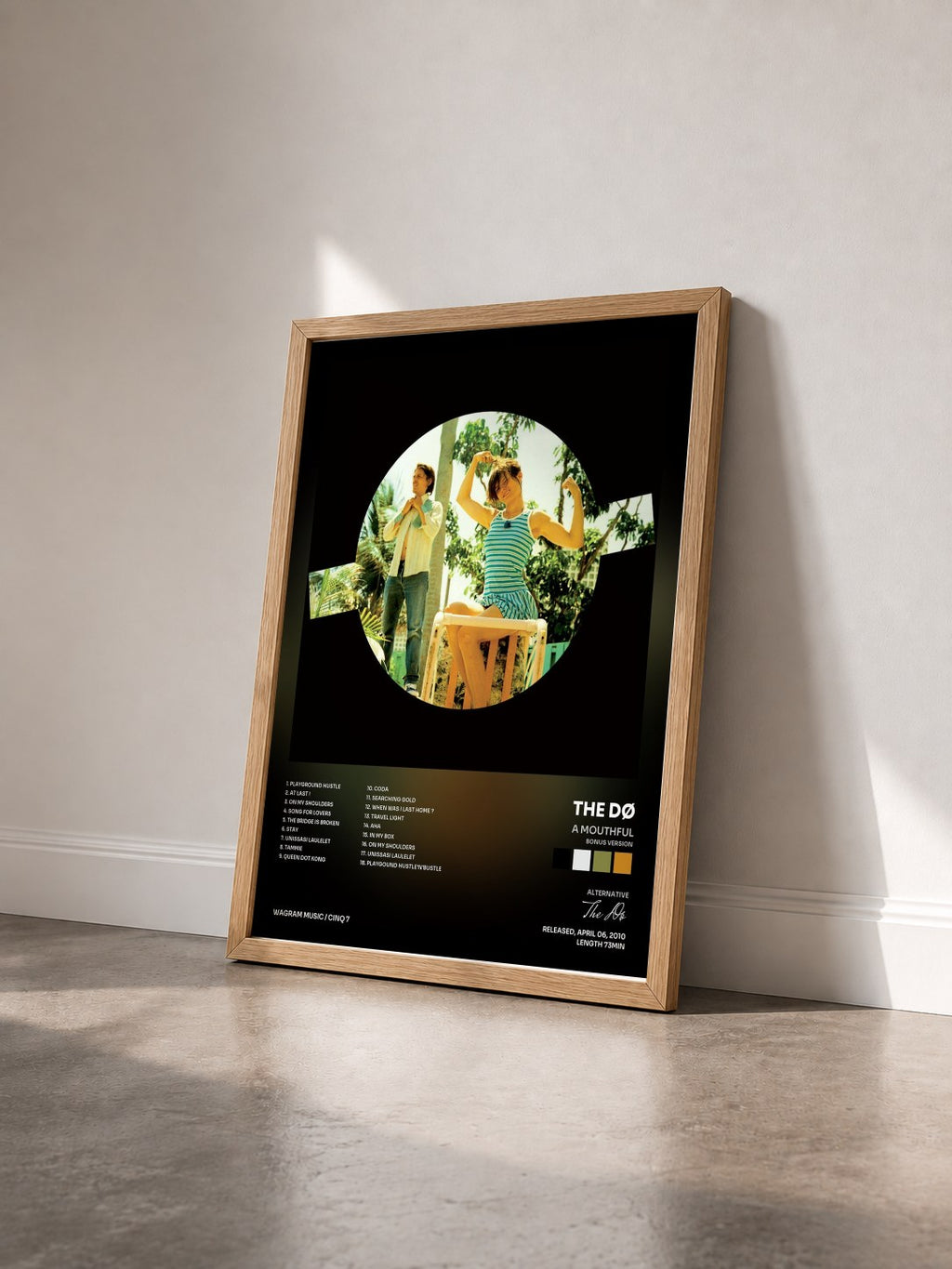 #bois Tableau de l'album A Mouthful (Bonus version) de The Dø vu de trois quarts, cadre en bois brut
