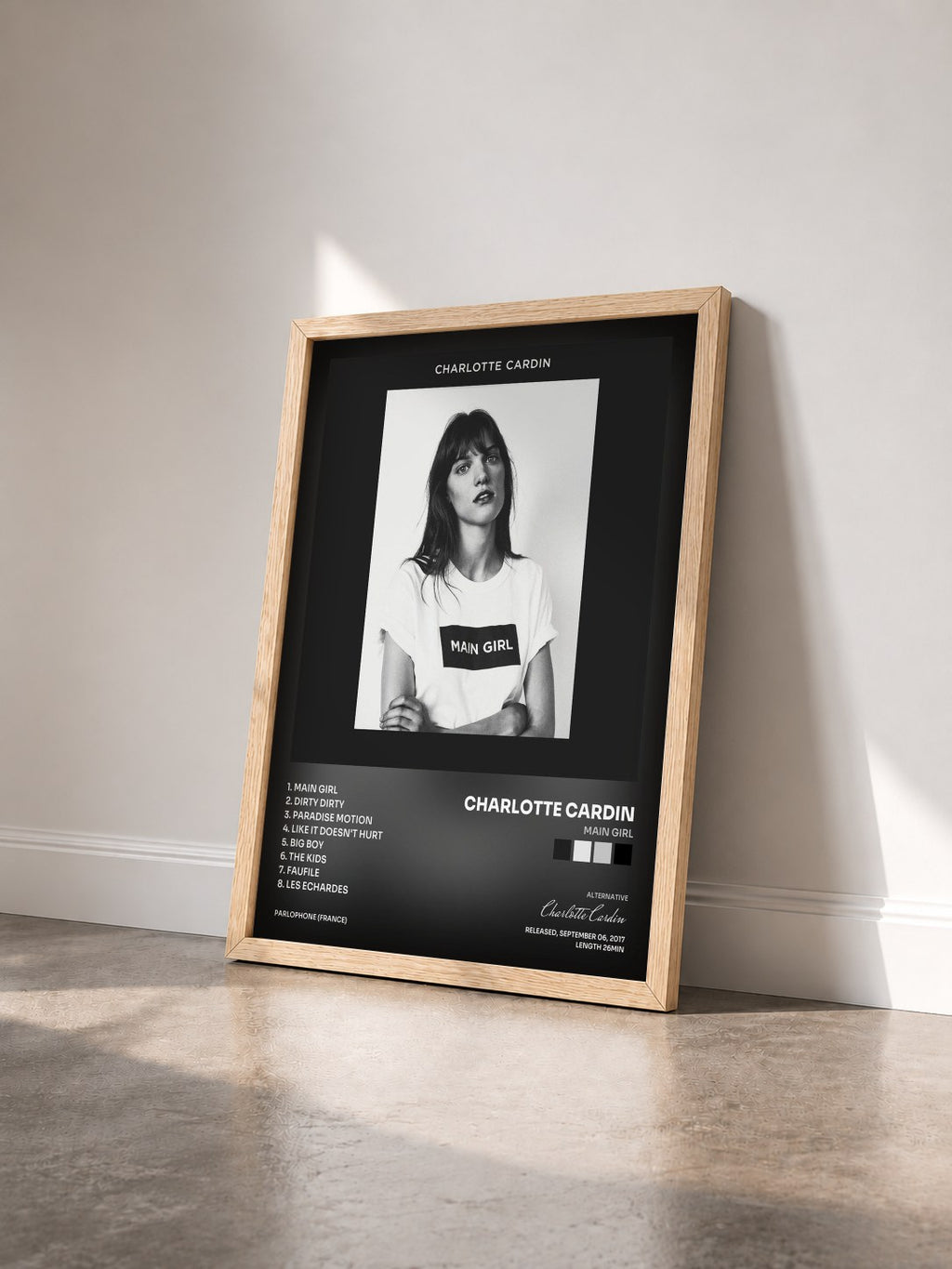 #bois Tableau de l'album Main Girl de Charlotte Cardin vu de trois quarts, cadre en bois brut