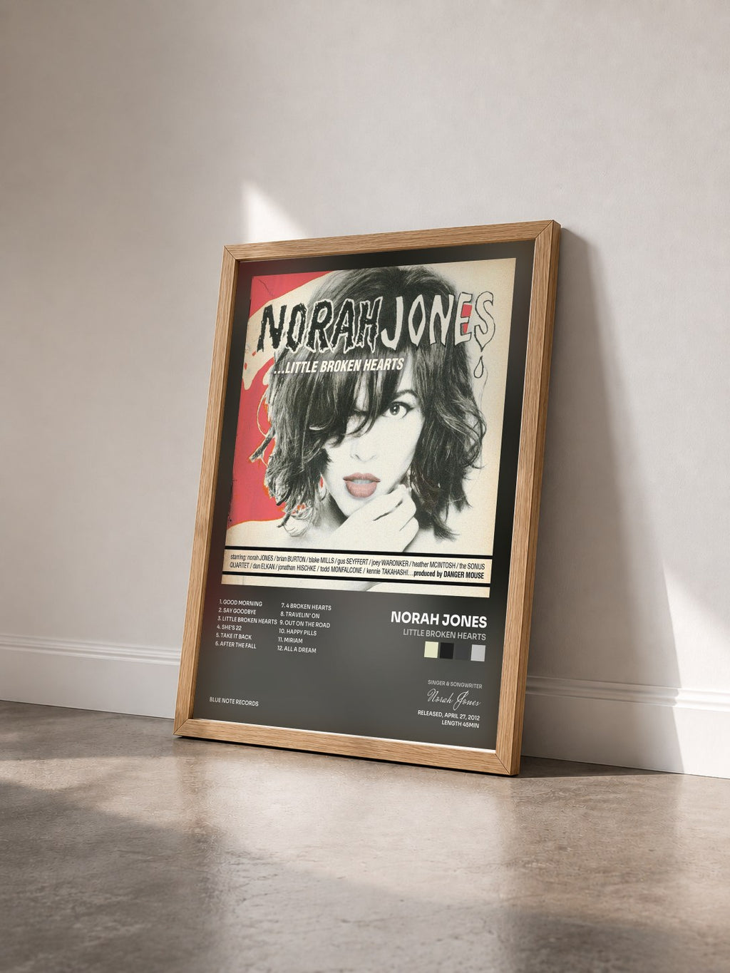 #bois Tableau de l'album Little Broken Hearts de Norah Jones vu de trois quarts, cadre en bois brut