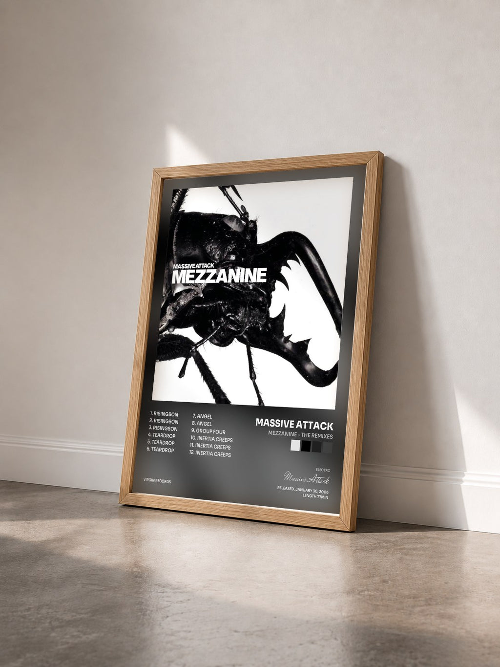 #bois Tableau de l'album Mezzanine - The Remixes de Massive Attack vu de trois quarts, cadre en bois brut
