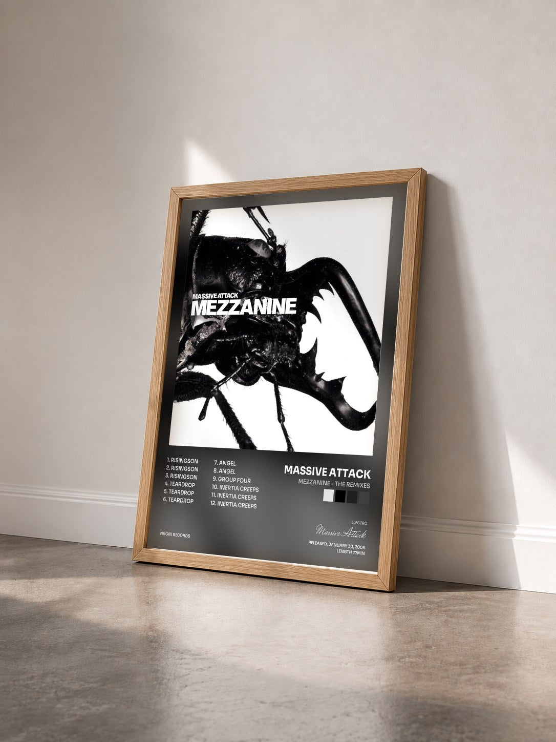 #bois Tableau de l'album Mezzanine - The Remixes de Massive Attack vu de trois quarts, cadre en bois brut