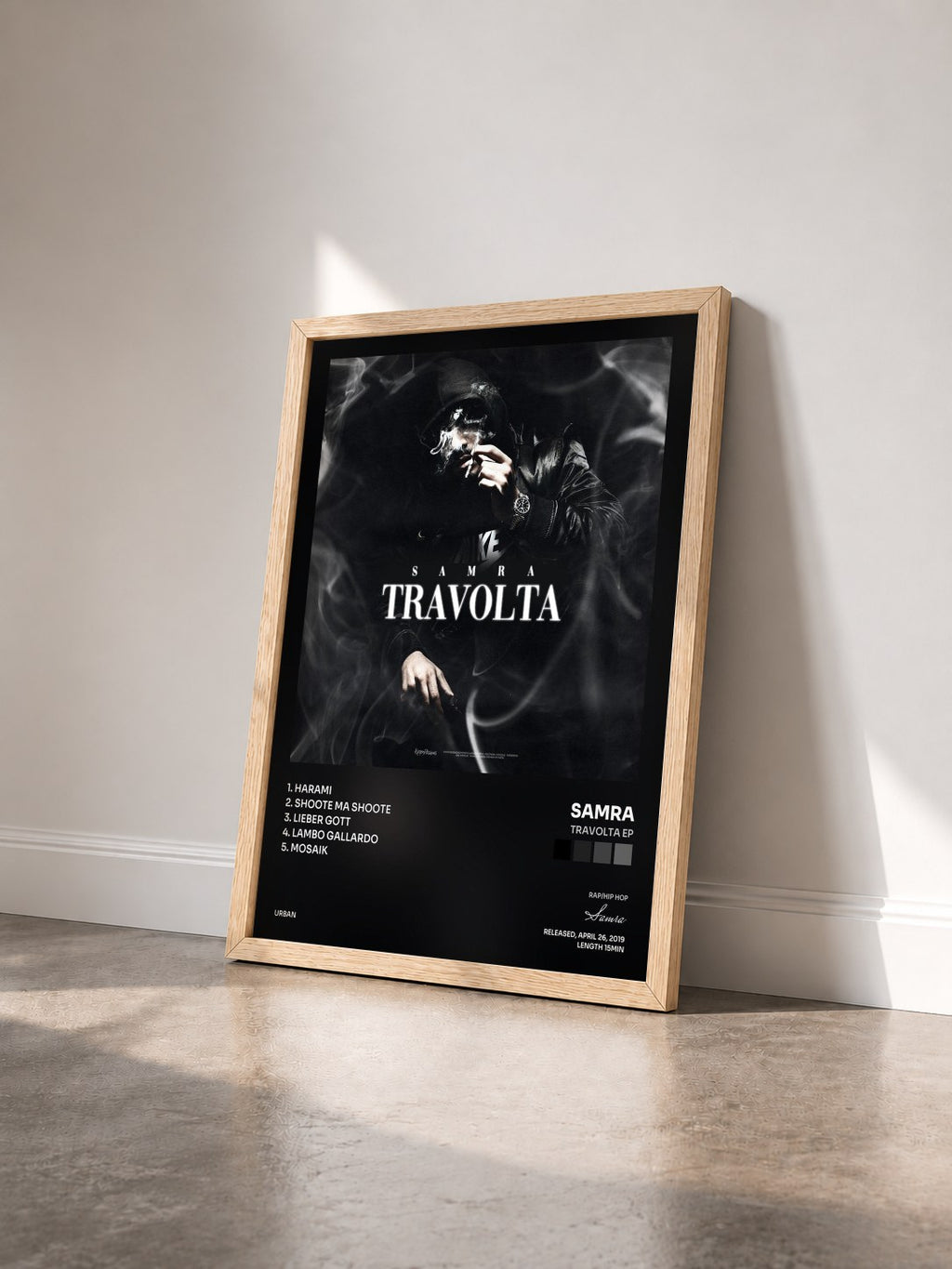 #bois Tableau de l'album Travolta EP de Samra vu de trois quarts, cadre en bois brut