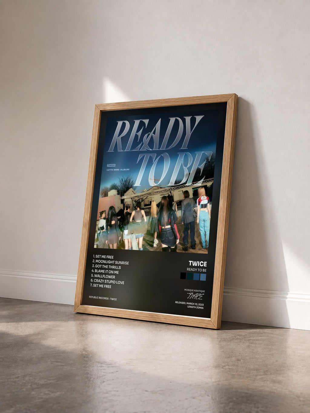 #bois Tableau de l'album READY TO BE de TWICE vu de trois quarts, cadre en bois brut