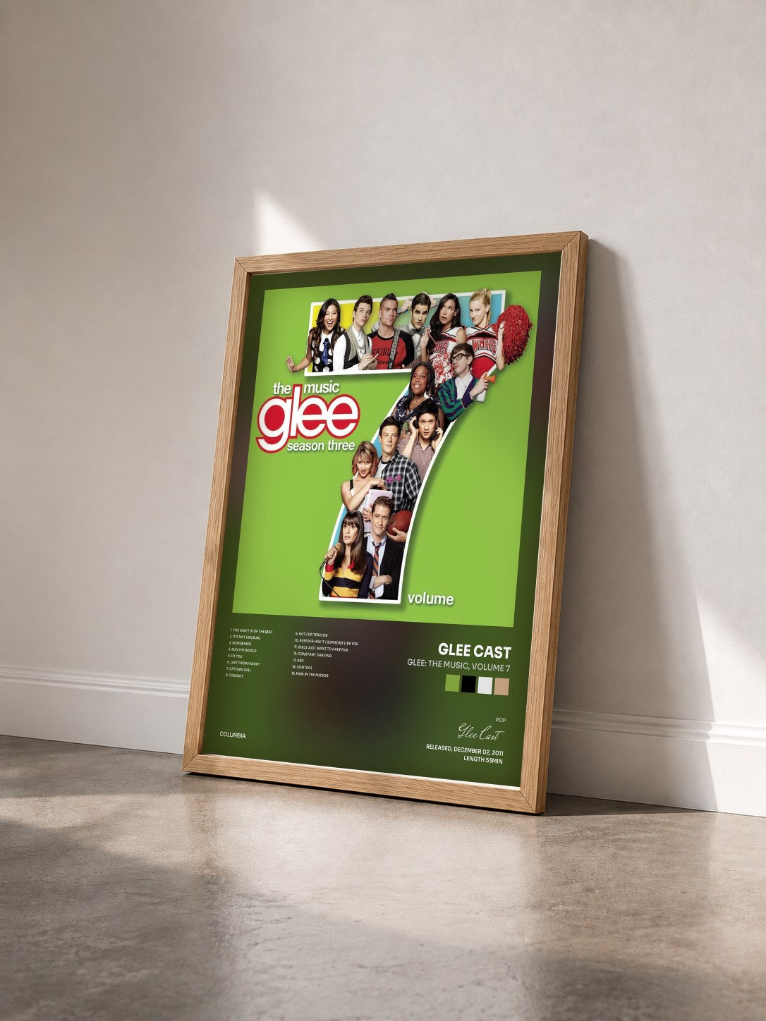 #bois Tableau de l'album Glee: The Music, Volume 7 de Glee Cast vu de trois quarts, cadre en bois brut