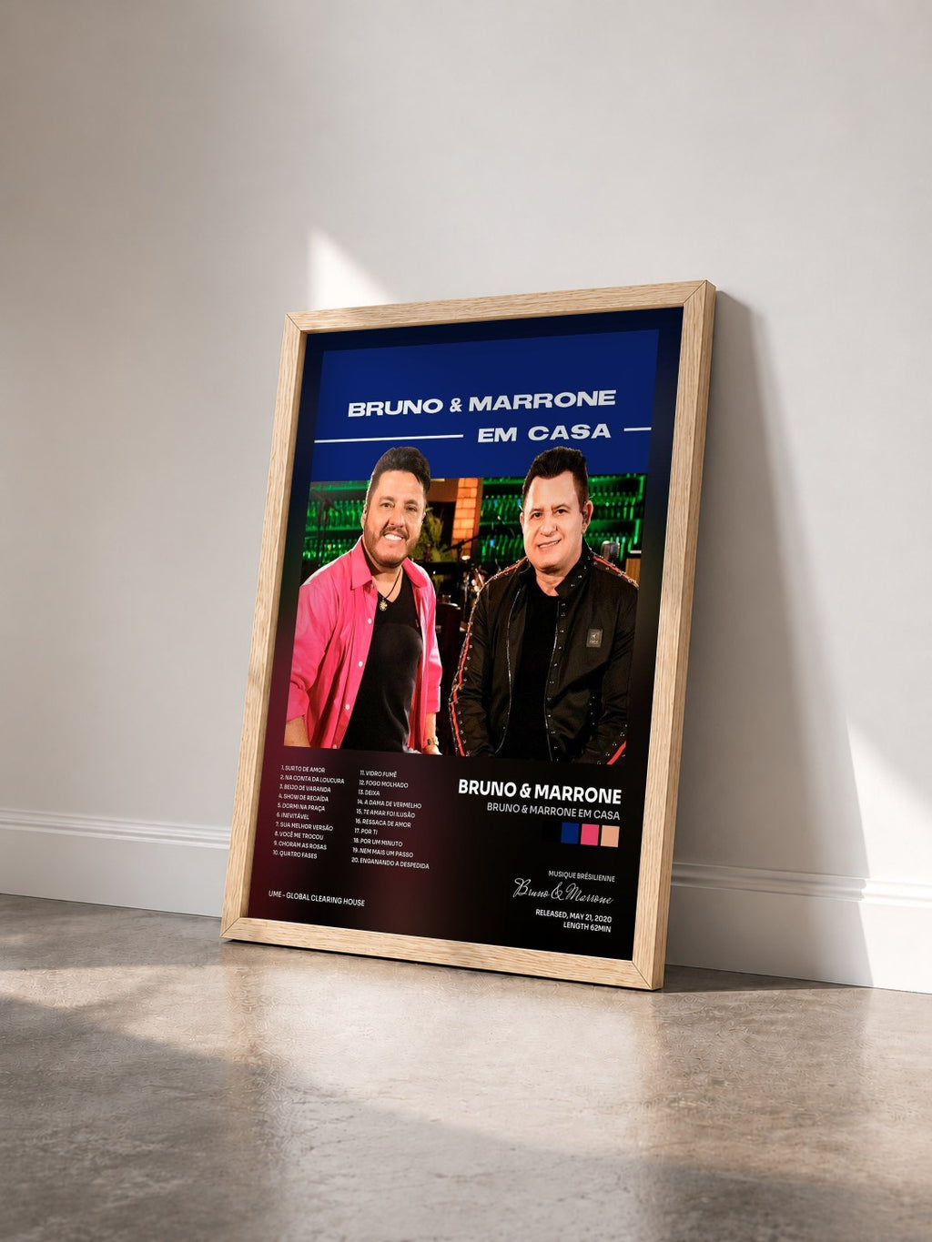 #bois Tableau de l'album Bruno & Marrone Em Casa de Bruno & Marrone vu de trois quarts, cadre en bois brut
