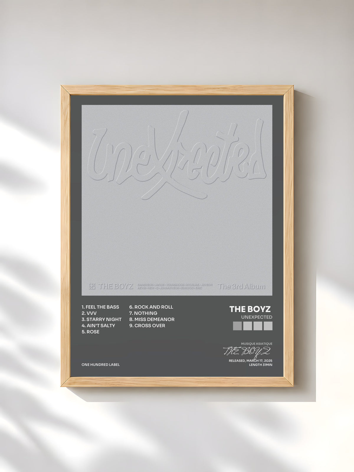 #bois Tableau de l'album Unexpected de THE BOYZ , cadre en bois brut, imprimé et encadré en France