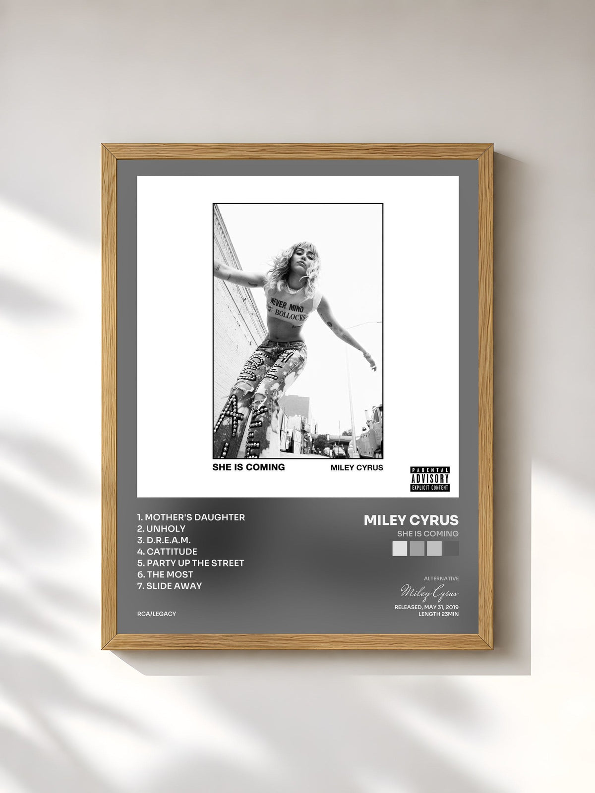 #bois Tableau de l'album SHE IS COMING de Miley Cyrus, cadre en bois brut, imprimé et encadré en France