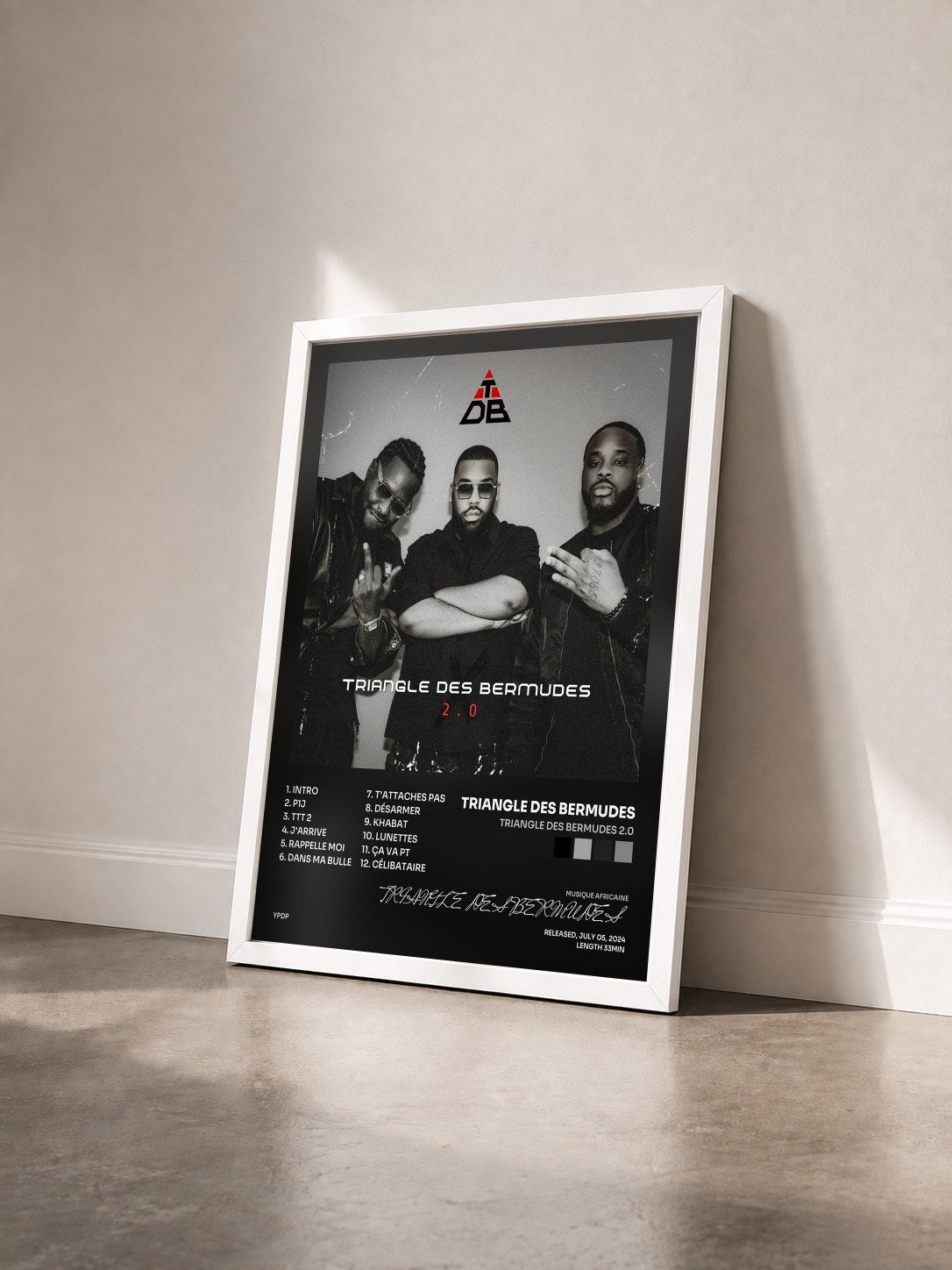 #blanc Tableau de l'album Triangle des bermudes 2.0 de TRIANGLE DES BERMUDES vu de trois quarts, cadre blanc