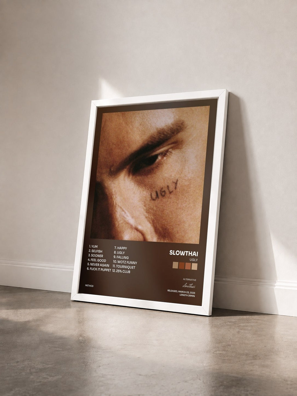 #blanc Tableau de l'album UGLY de slowthai vu de trois quarts, cadre blanc