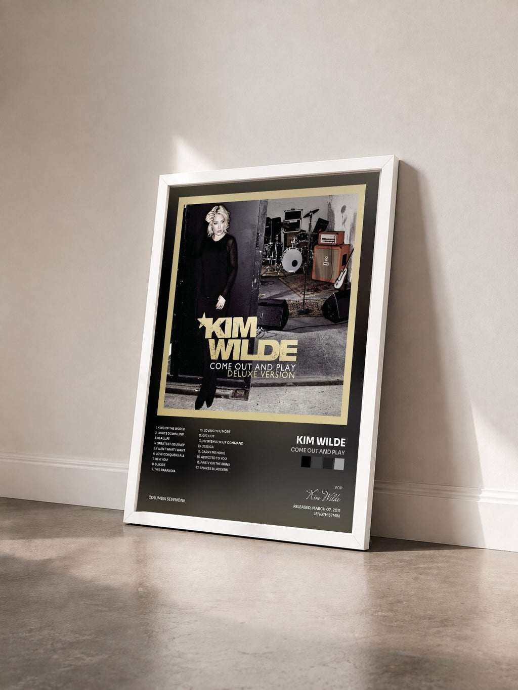 #blanc Tableau de l'album Come Out And Play de Kim Wilde vu de trois quarts, cadre blanc