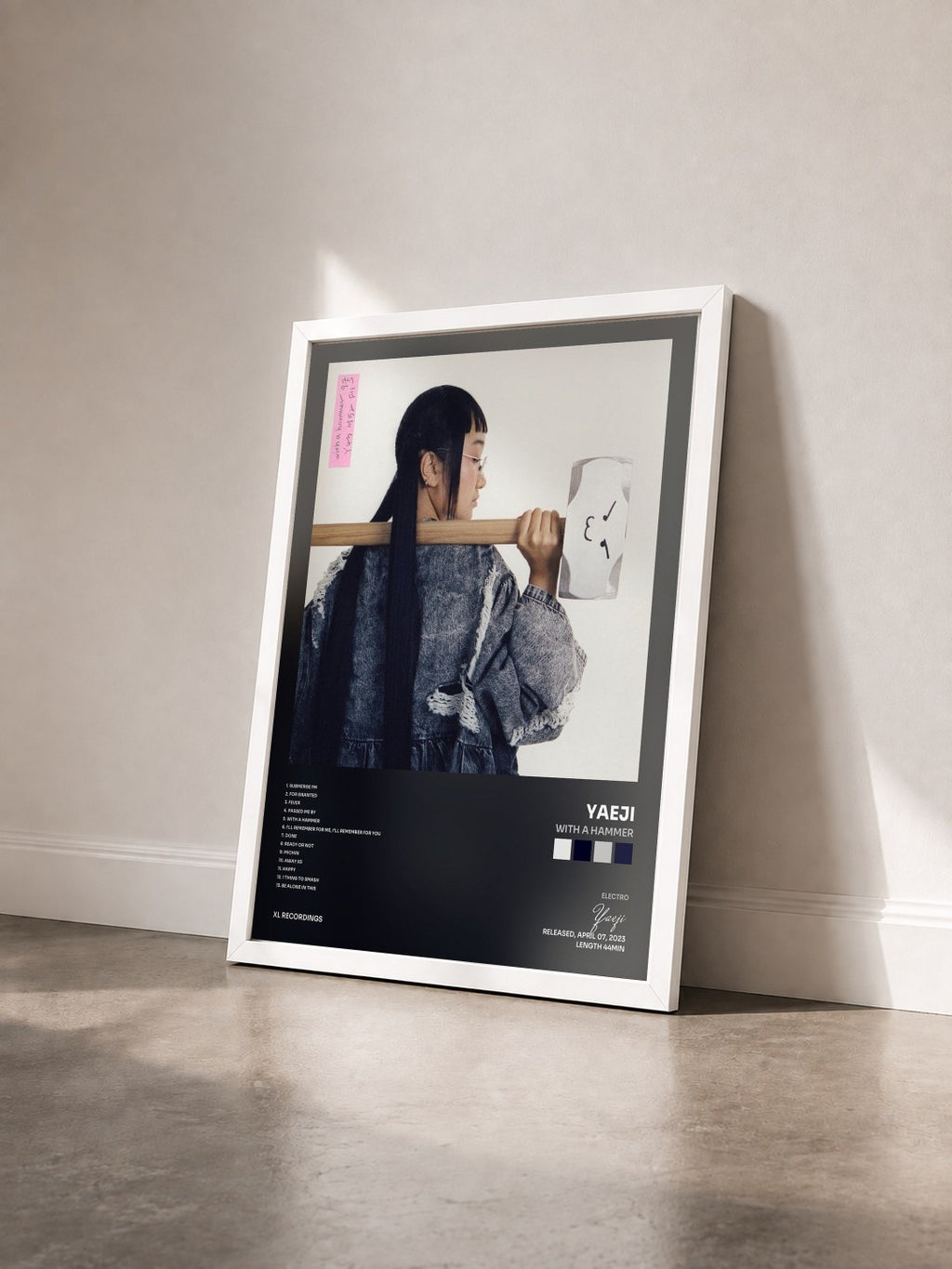 #blanc Tableau de l'album With A Hammer de Yaeji vu de trois quarts, cadre blanc