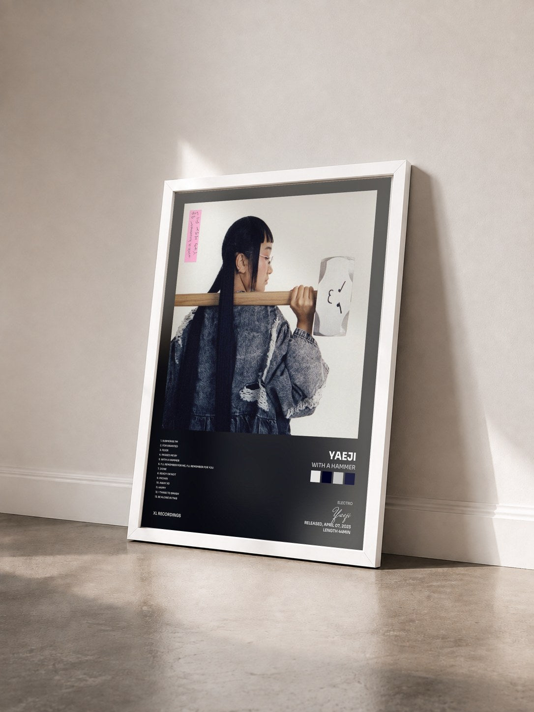 #blanc Tableau de l'album With A Hammer de Yaeji vu de trois quarts, cadre blanc