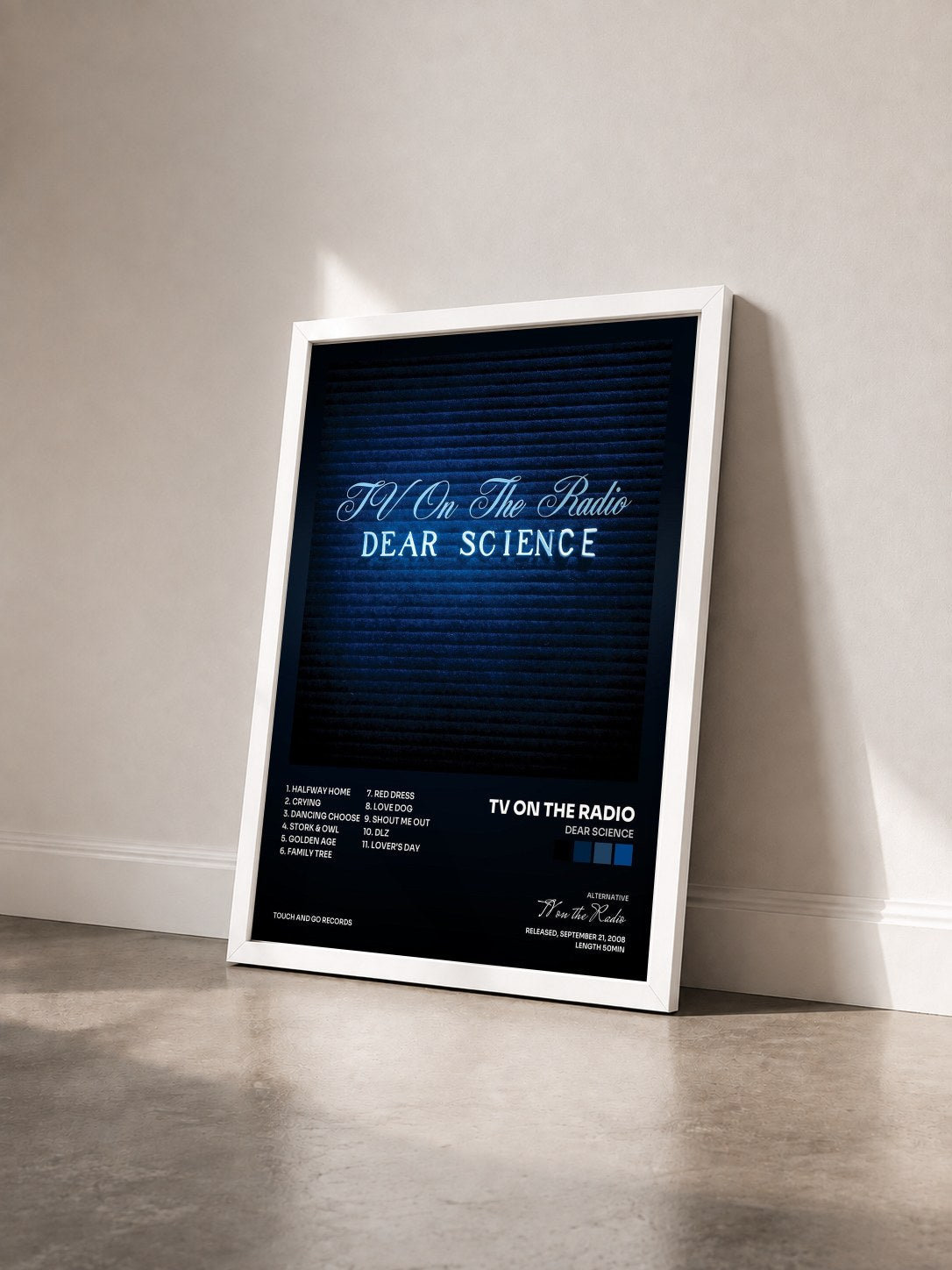 #blanc Tableau de l'album Dear Science de TV on the Radio vu de trois quarts, cadre blanc