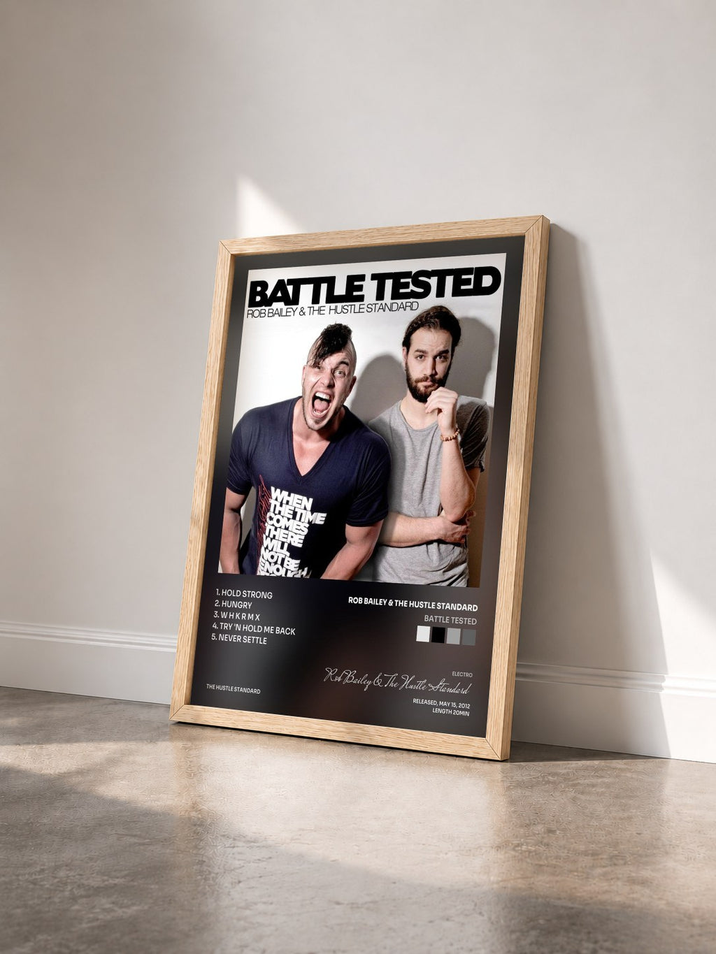 #bois Tableau de l'album Battle Tested de Rob Bailey & The Hustle Standard vu de trois quarts, cadre en bois brut