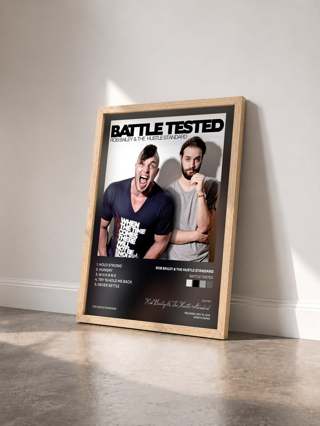 #bois Tableau de l'album Battle Tested de Rob Bailey & The Hustle Standard vu de trois quarts, cadre en bois brut