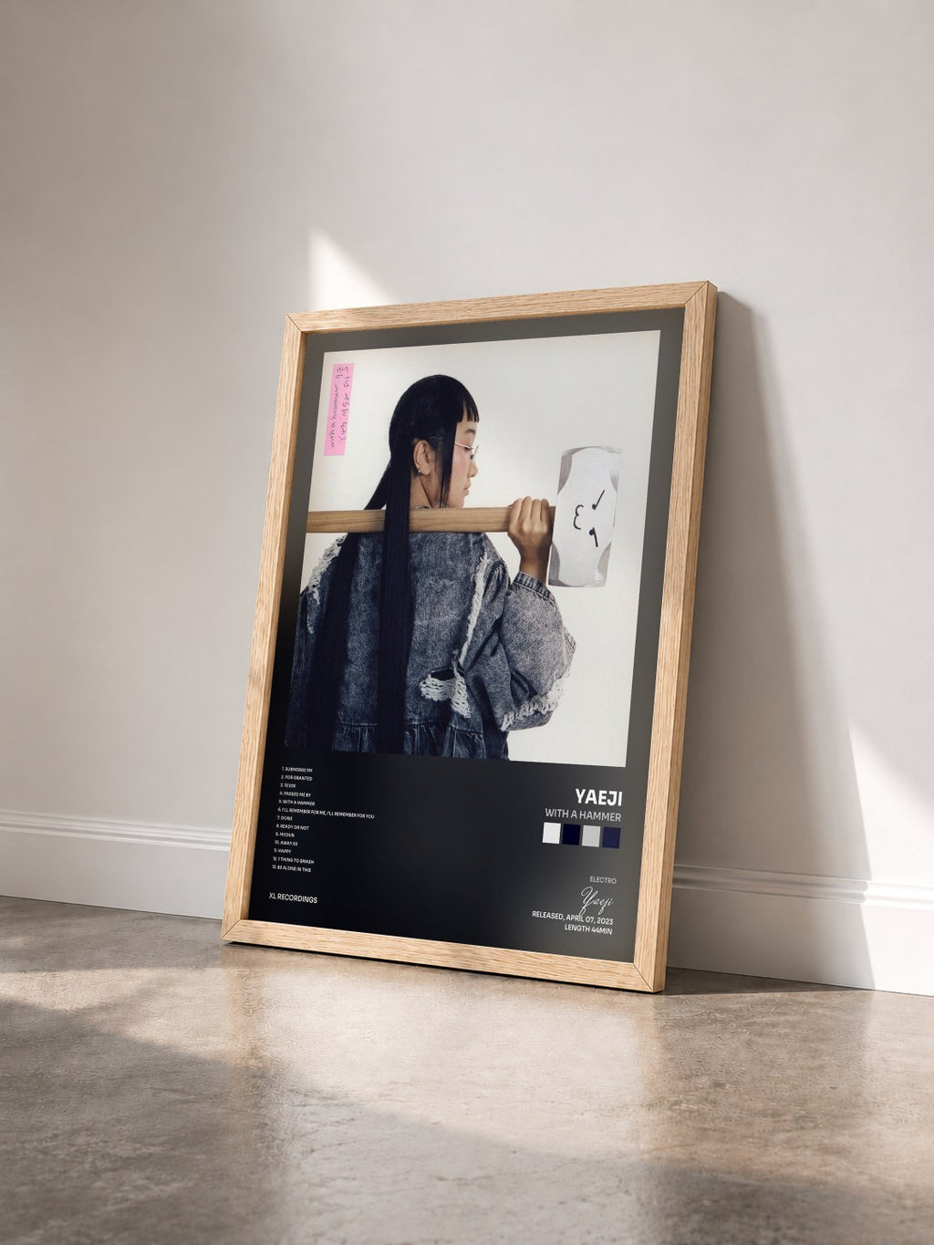 #bois Tableau de l'album With A Hammer de Yaeji vu de trois quarts, cadre en bois brut