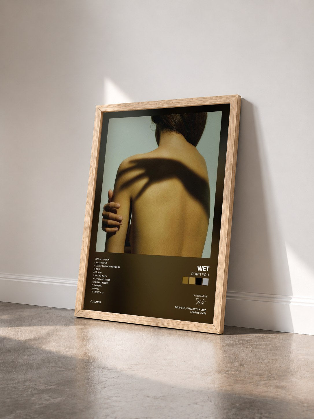 #bois Tableau de l'album Don't You de Wet vu de trois quarts, cadre en bois brut