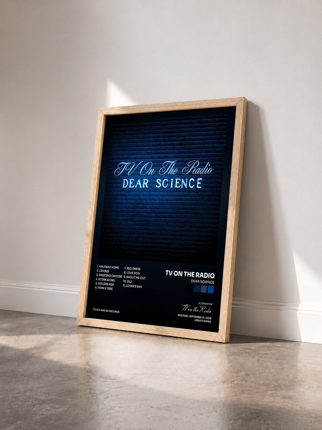 #bois Tableau de l'album Dear Science de TV on the Radio vu de trois quarts, cadre en bois brut