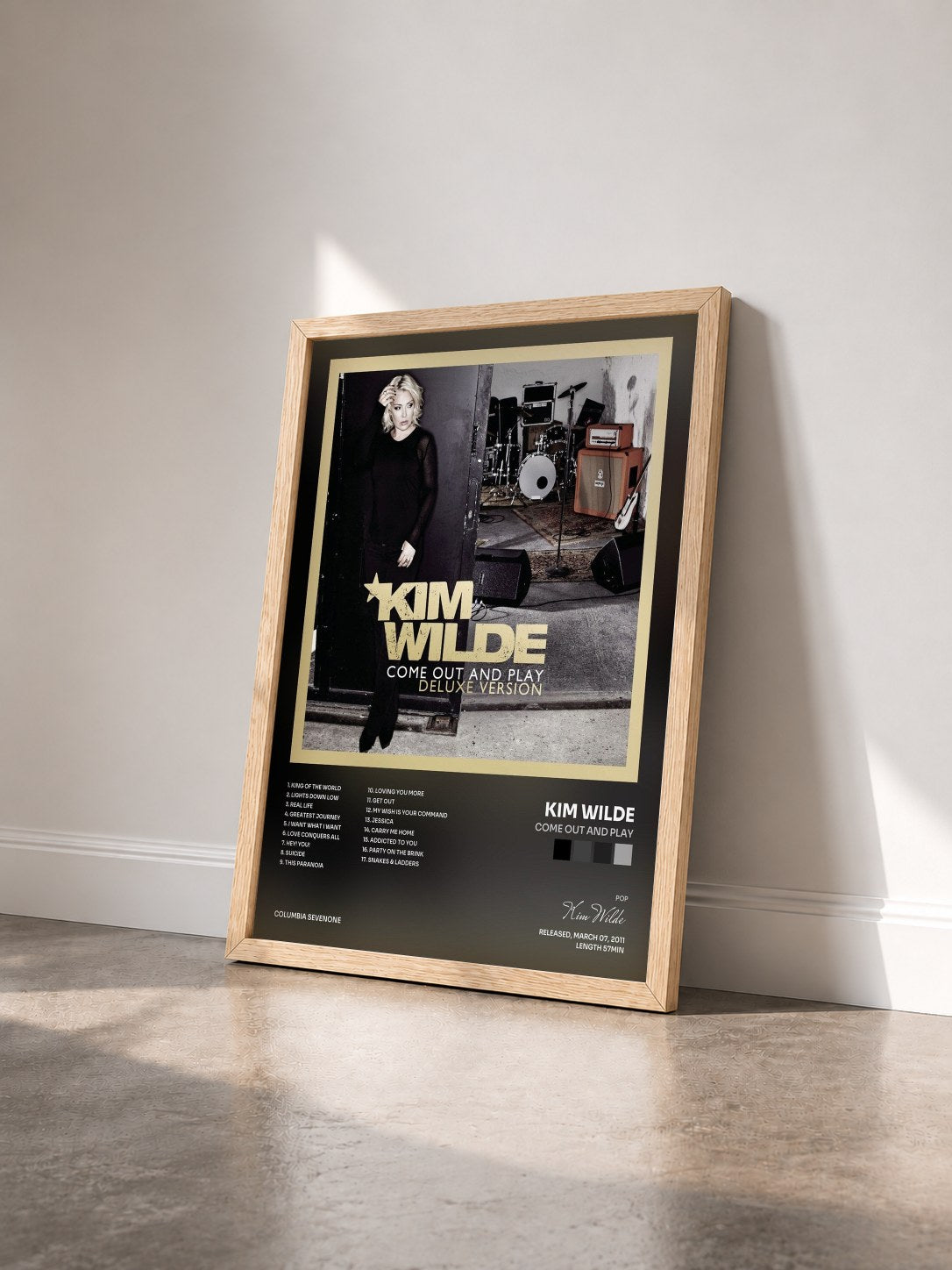 #bois Tableau de l'album Come Out And Play de Kim Wilde vu de trois quarts, cadre en bois brut