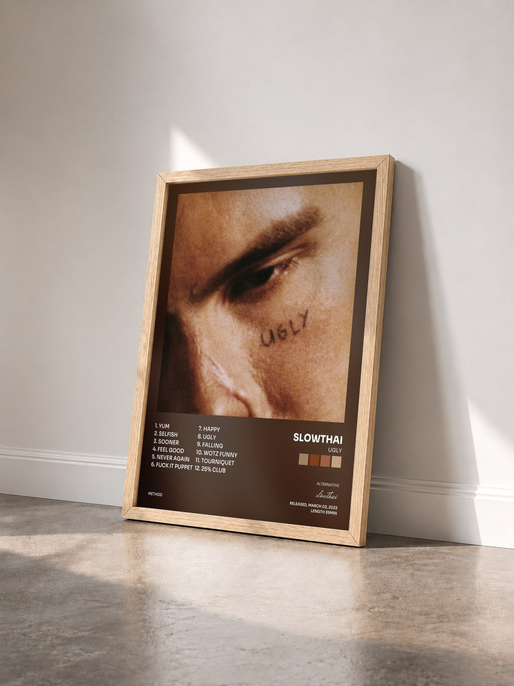 #bois Tableau de l'album UGLY de slowthai vu de trois quarts, cadre en bois brut