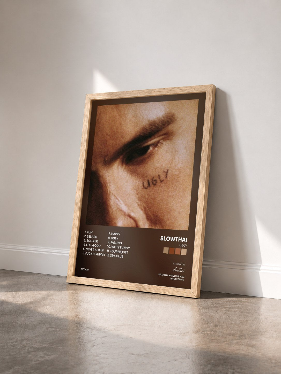 #bois Tableau de l'album UGLY de slowthai vu de trois quarts, cadre en bois brut
