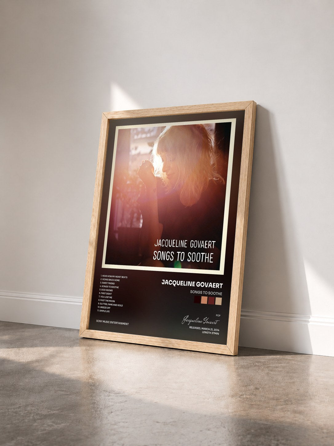 #bois Tableau de l'album Songs to Soothe de Jacqueline Govaert vu de trois quarts, cadre en bois brut