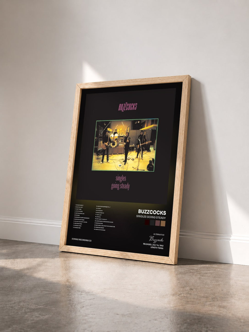 #bois Tableau de l'album Singles Going Steady de Buzzcocks vu de trois quarts, cadre en bois brut