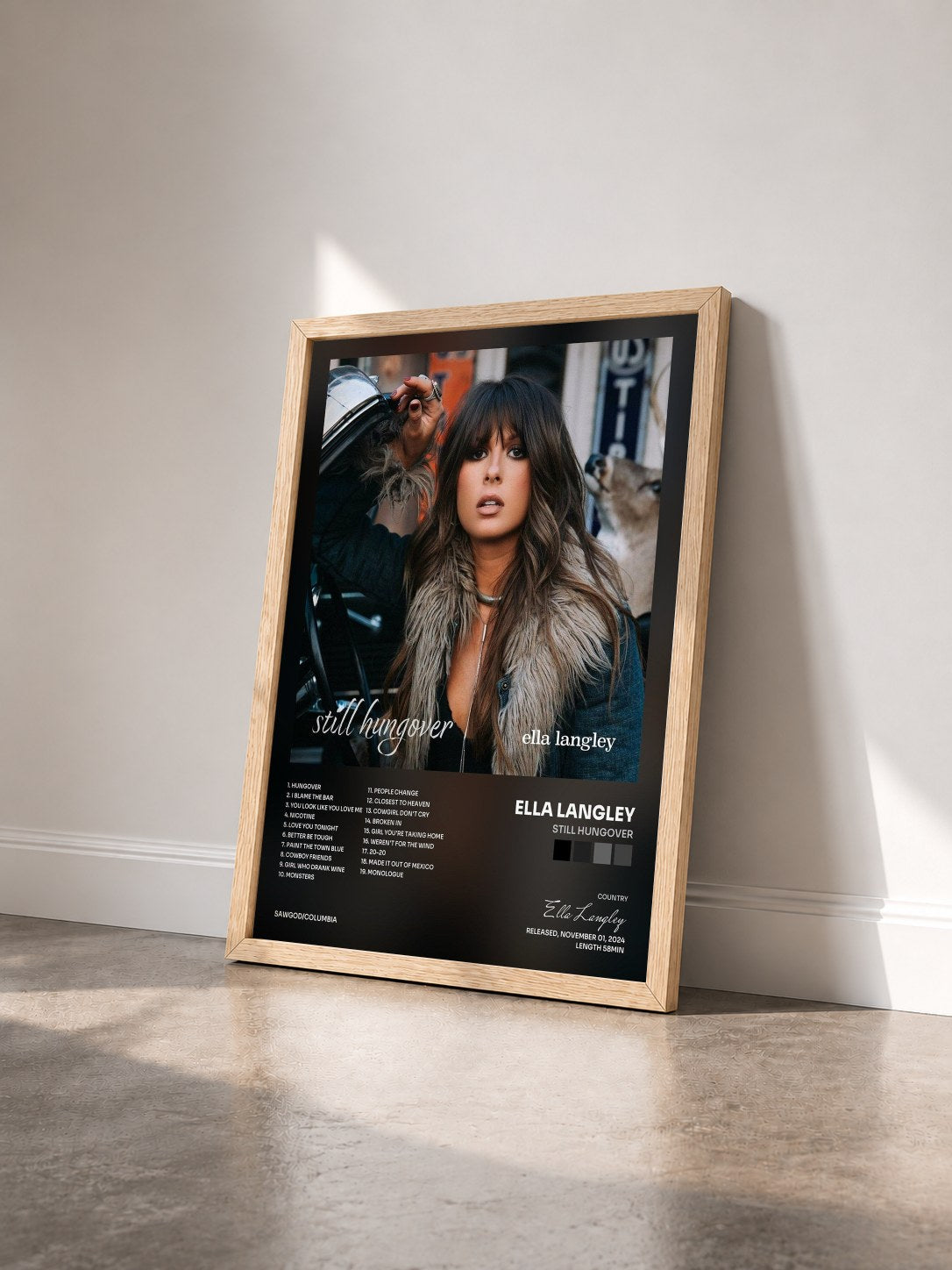 #bois Tableau de l'album still hungover de Ella Langley vu de trois quarts, cadre en bois brut
