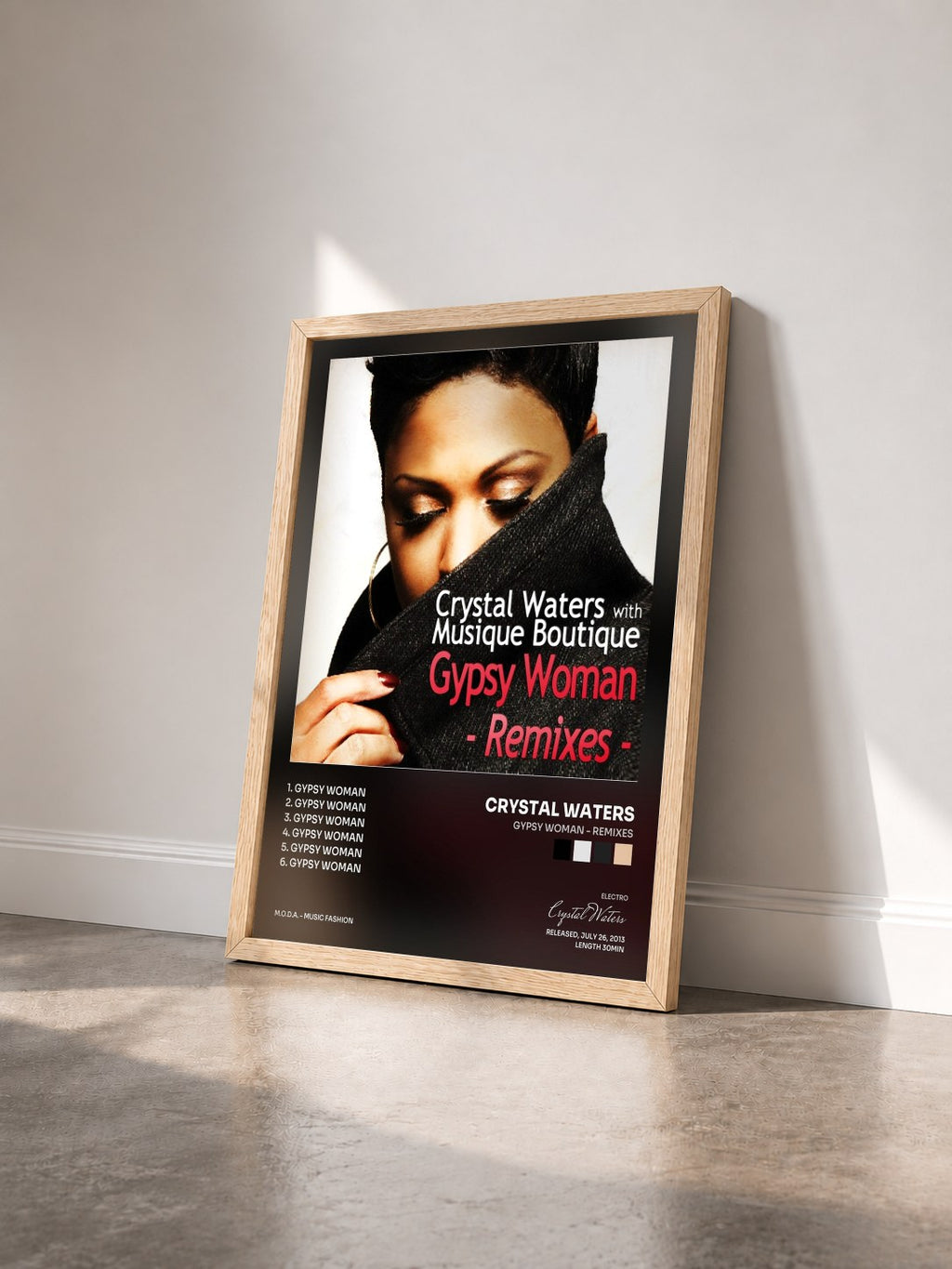 #bois Tableau de l'album Gypsy Woman - Remixes de Crystal Waters vu de trois quarts, cadre en bois brut
