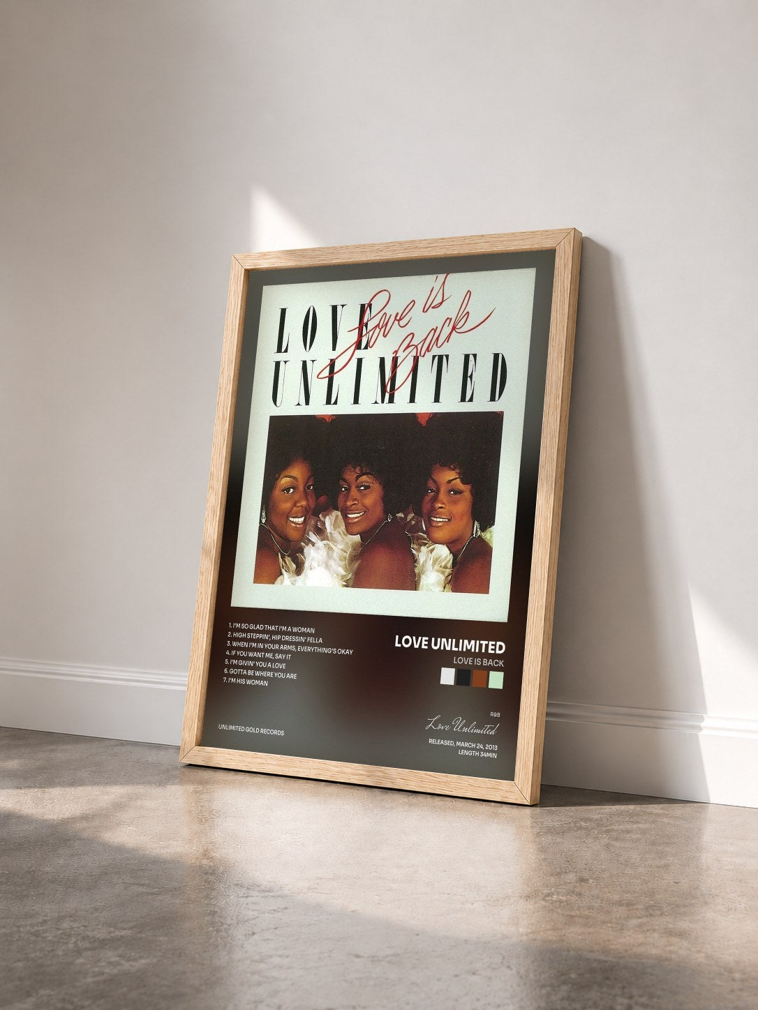 #bois Tableau de l'album Love is Back de Love Unlimited vu de trois quarts, cadre en bois brut