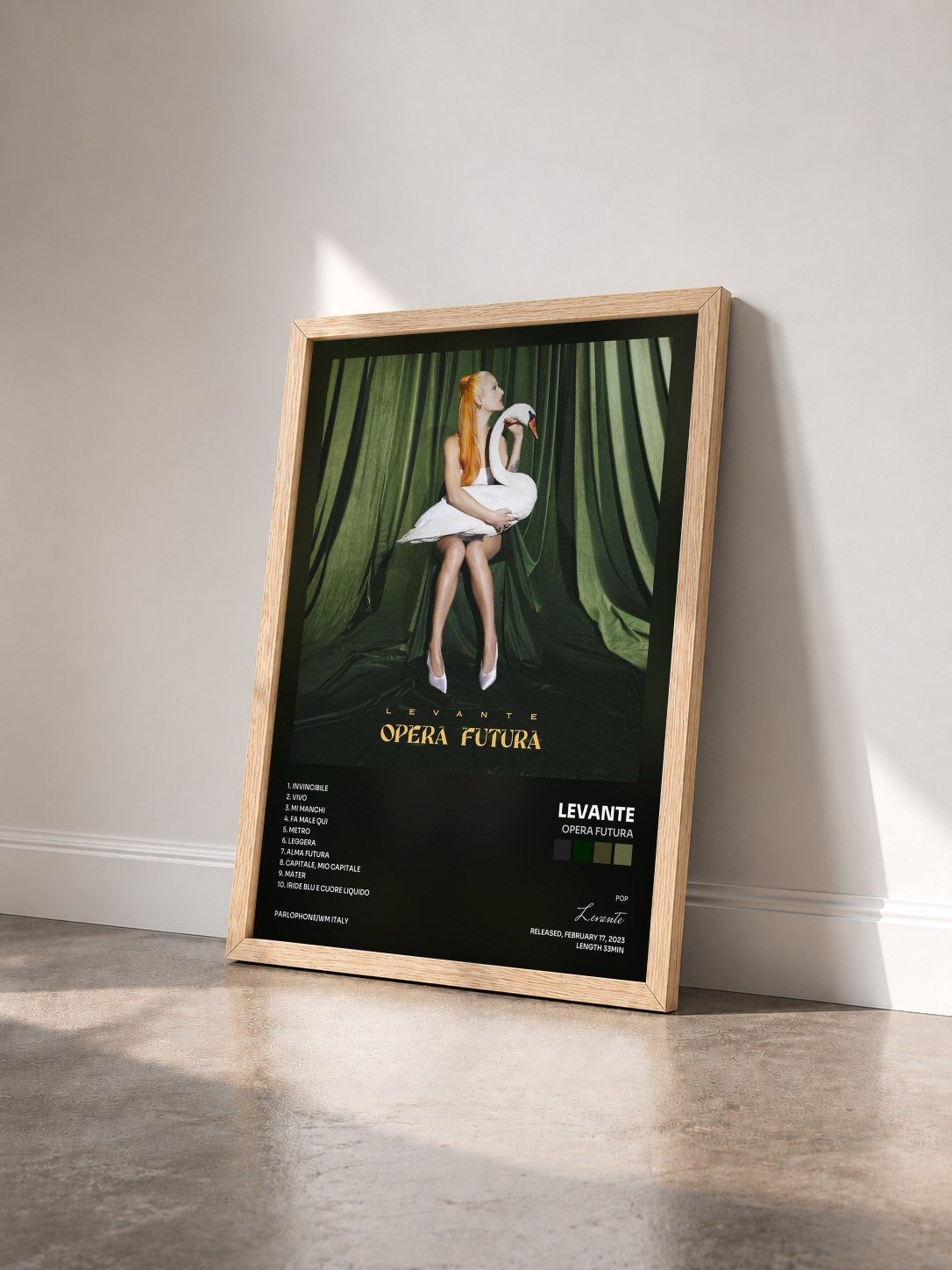 #bois Tableau de l'album Opera Futura de Levante vu de trois quarts, cadre en bois brut