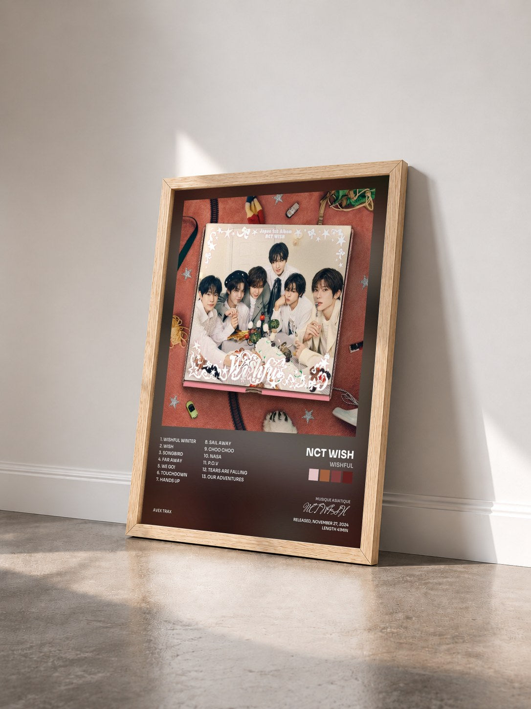 #bois Tableau de l'album WISHFUL de NCT WISH vu de trois quarts, cadre en bois brut