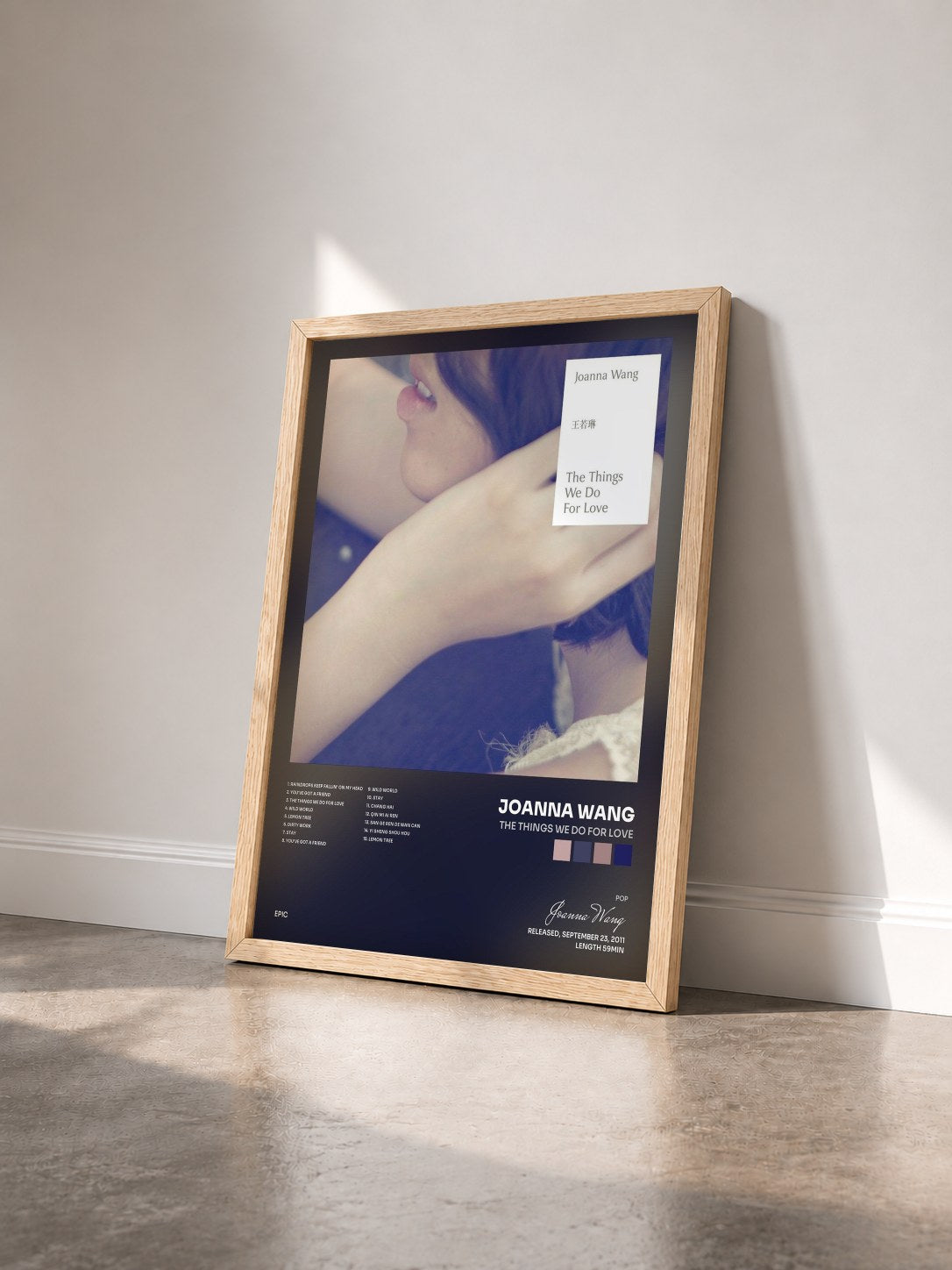#bois Tableau de l'album The Things We Do for Love de Joanna Wang vu de trois quarts, cadre en bois brut