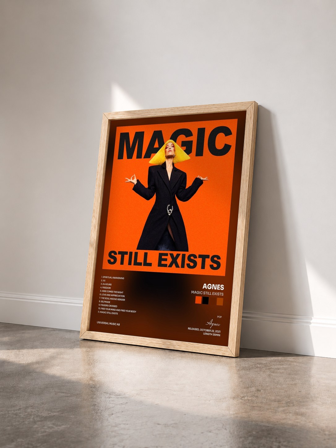 #bois Tableau de l'album Magic Still Exists de Agnes vu de trois quarts, cadre en bois brut