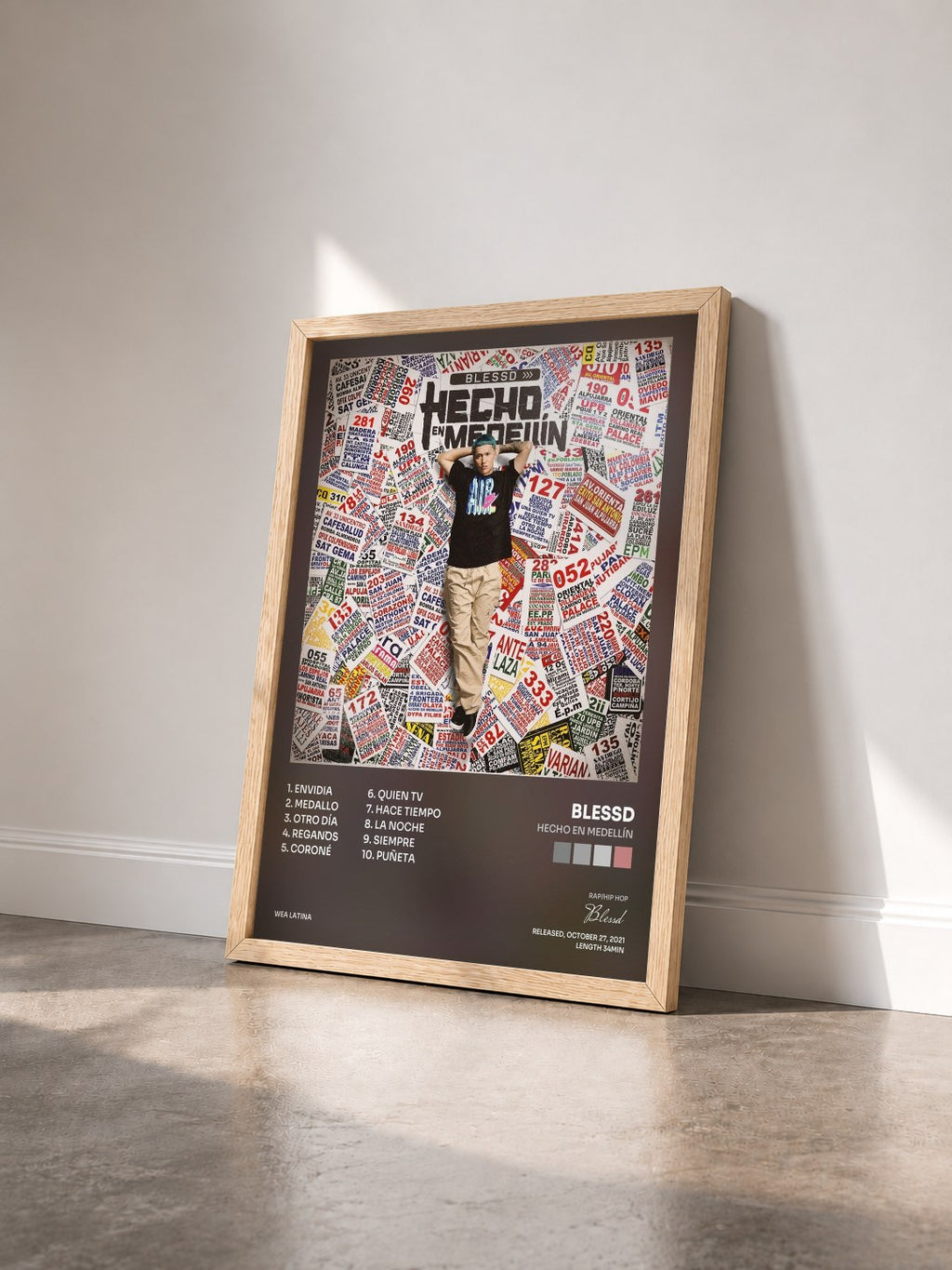 #bois Tableau de l'album Hecho En Medellín de Blessd vu de trois quarts, cadre en bois brut