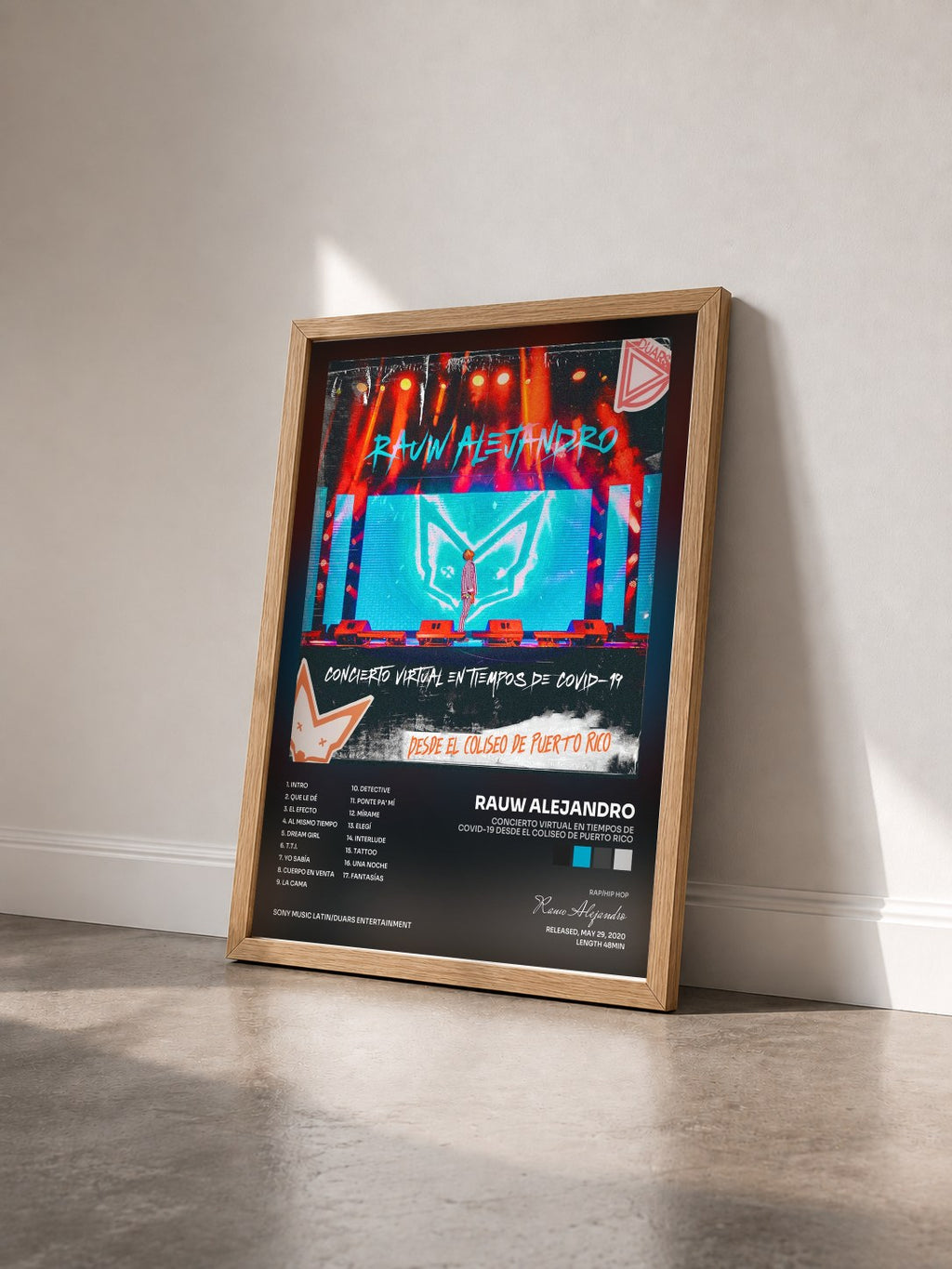 #bois Tableau de l'album Concierto Virtual en Tiempos de COVID-19 Desde el Coliseo de Puerto Rico de Rauw Alejandro vu de trois quarts, cadre en bois brut