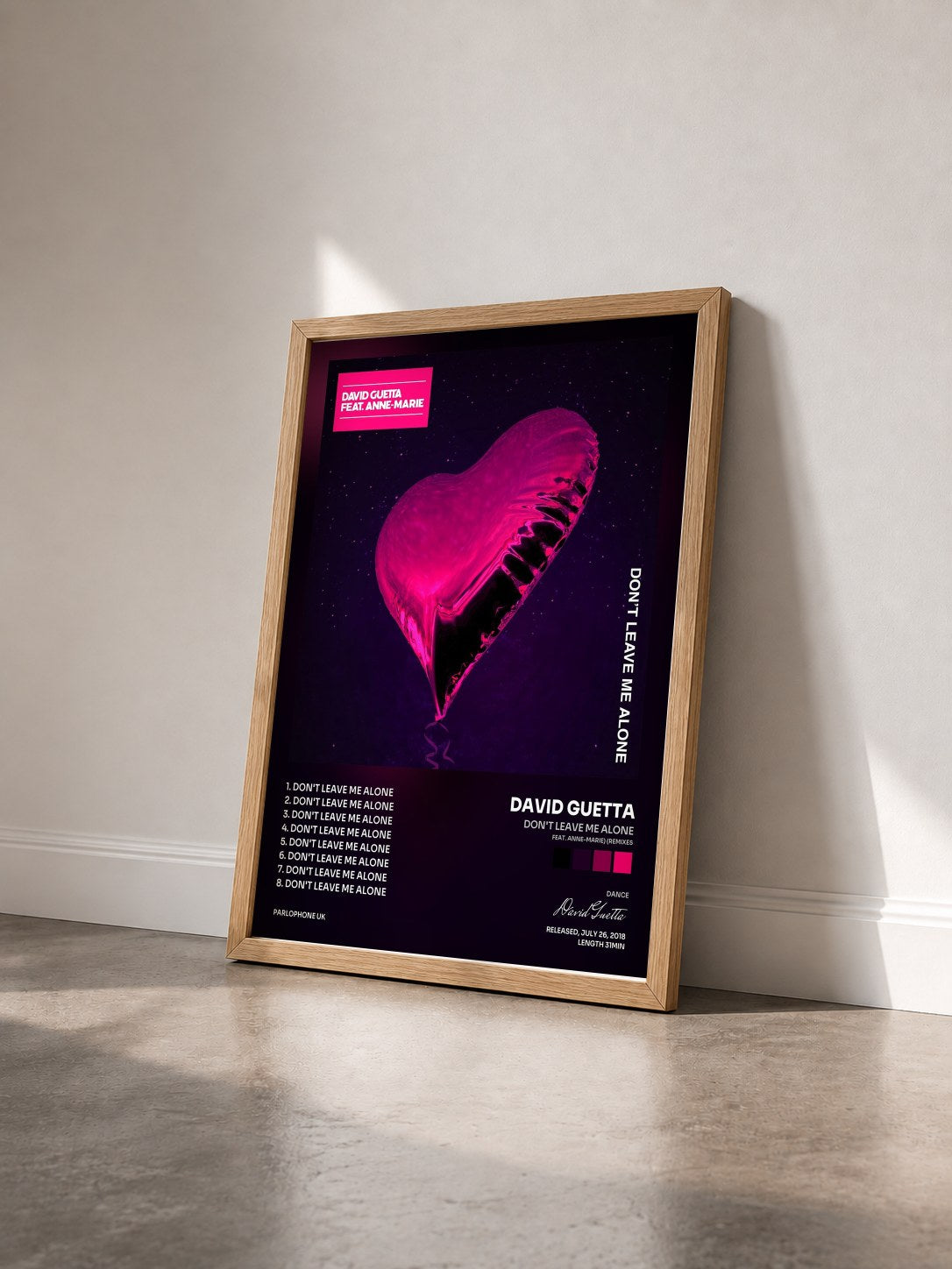 #bois Tableau de l'album Don't Leave Me Alone (feat. Anne-Marie) (Remixes) de David Guetta vu de trois quarts, cadre en bois brut
