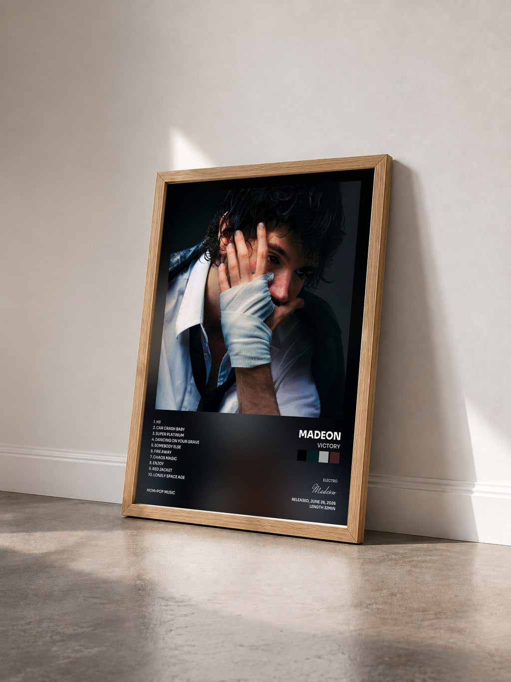 #bois Tableau de l'album Victory de Madeon vu de trois quarts, cadre en bois brut