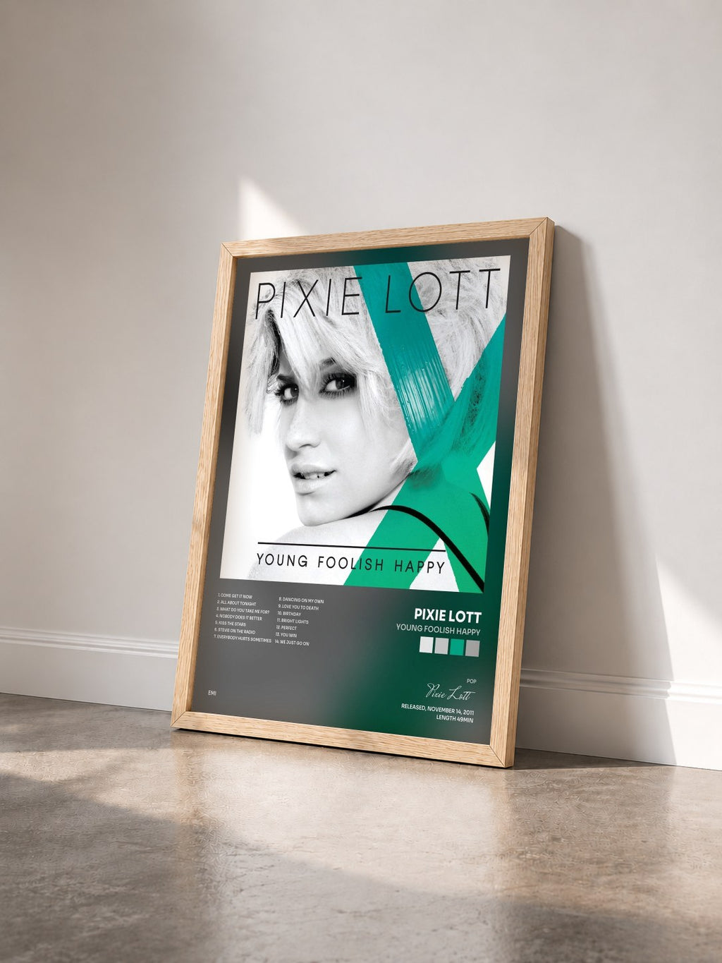 #bois Tableau de l'album Young Foolish Happy de Pixie Lott vu de trois quarts, cadre en bois brut