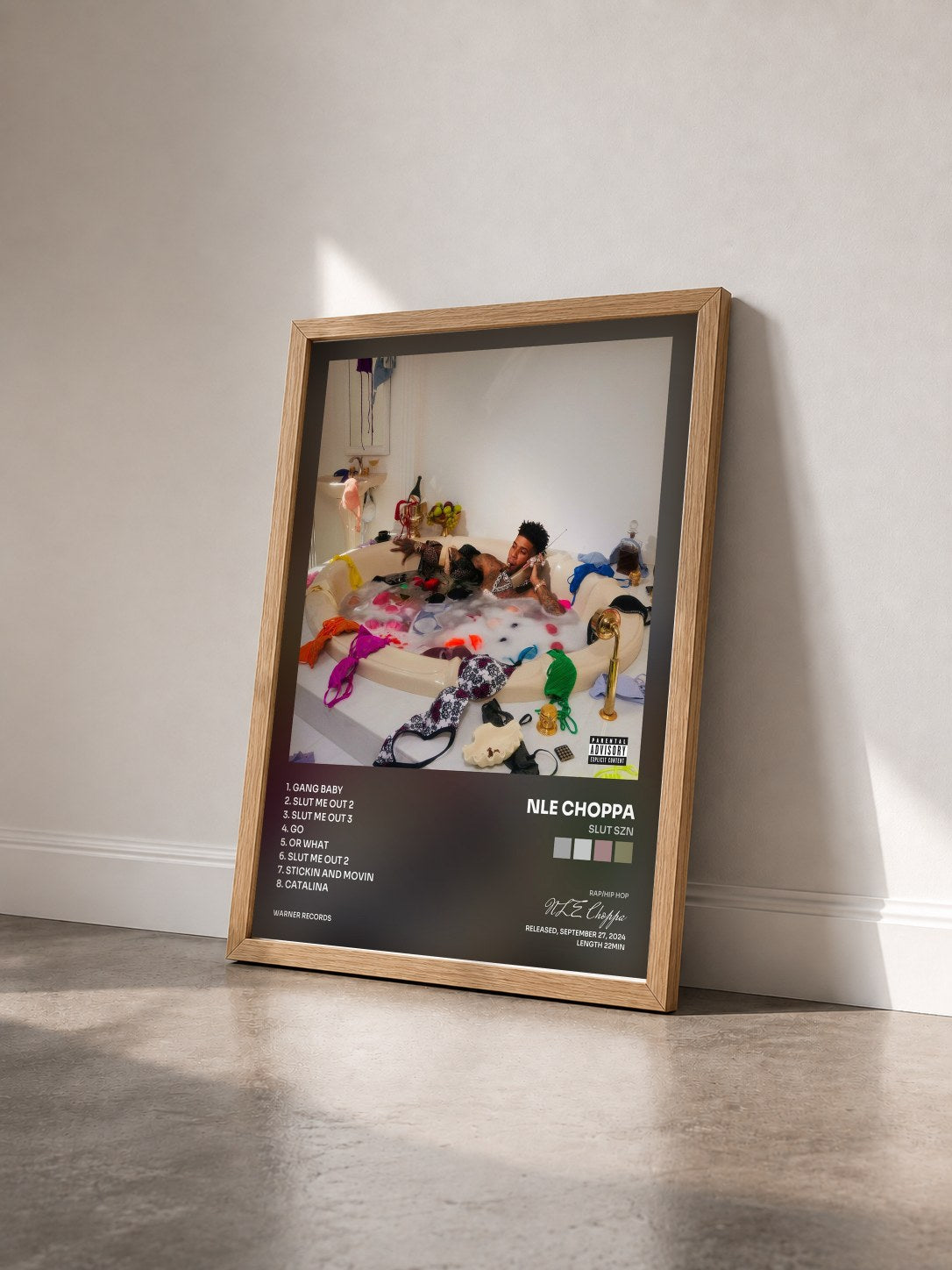 #bois Tableau de l'album SLUT SZN de NLE Choppa vu de trois quarts, cadre en bois brut
