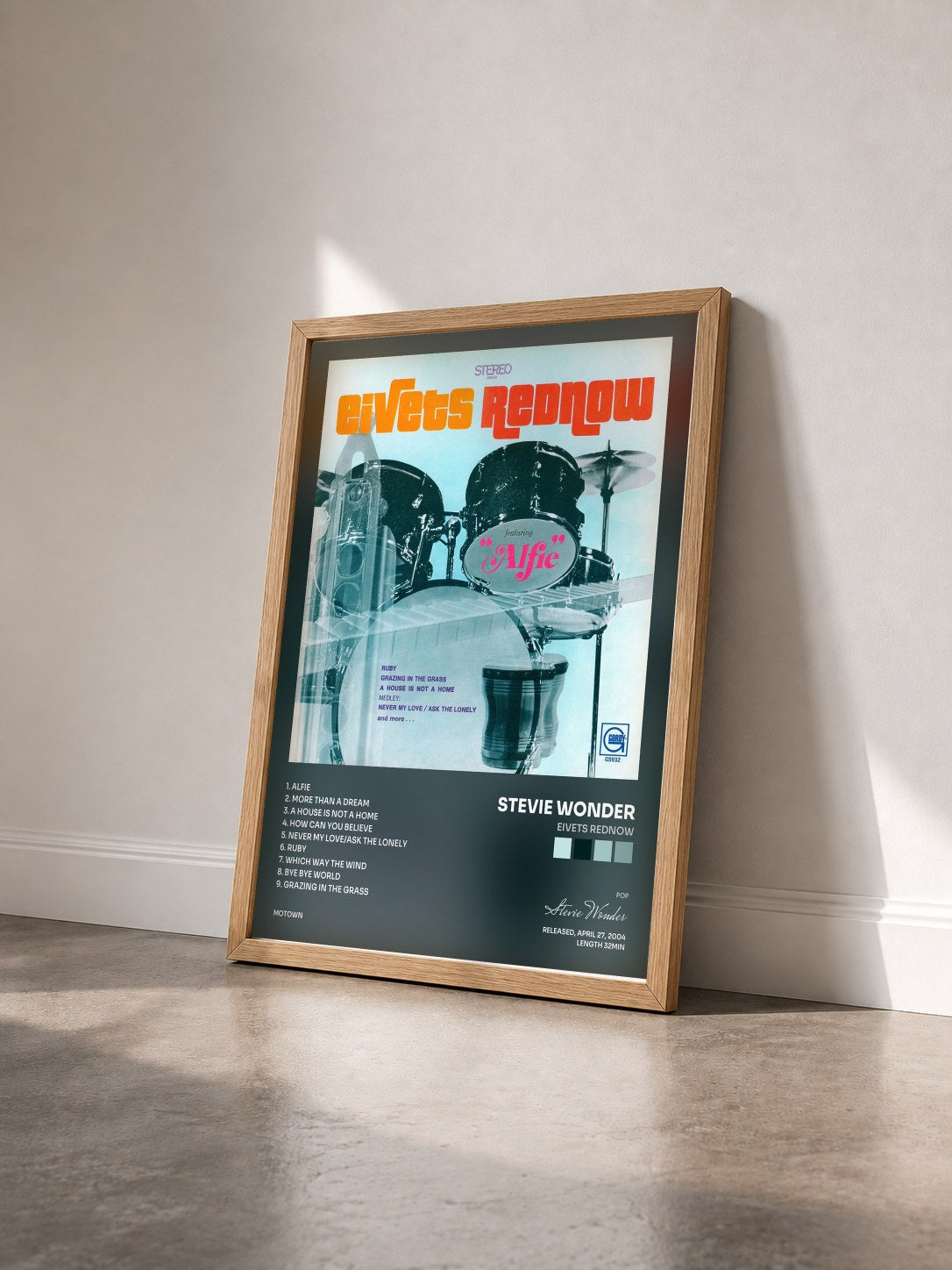 #bois Tableau de l'album Eivets Rednow de Stevie Wonder vu de trois quarts, cadre en bois brut