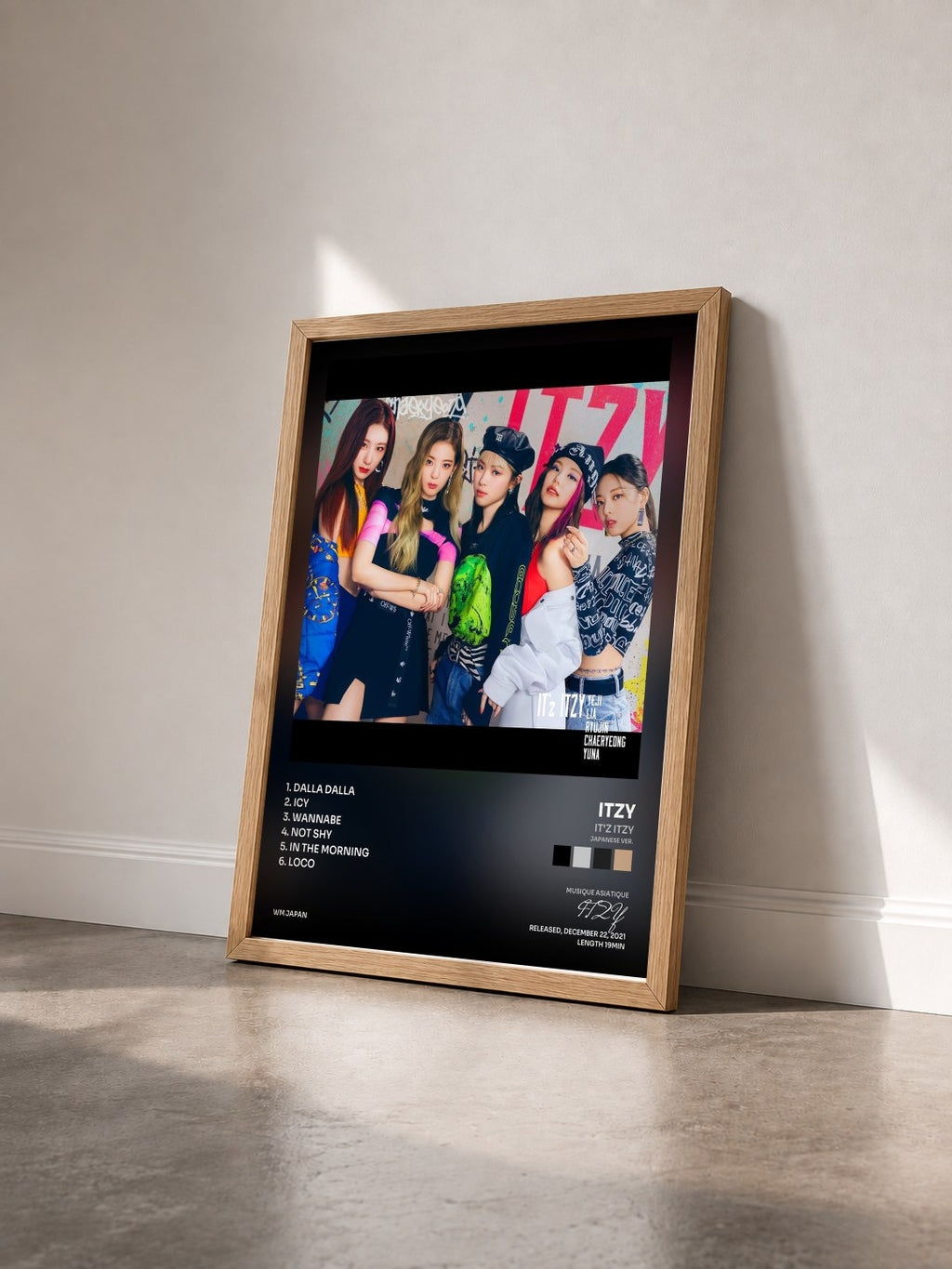 #bois Tableau de l'album IT'z ITZY (Japanese ver.) de ITZY vu de trois quarts, cadre en bois brut