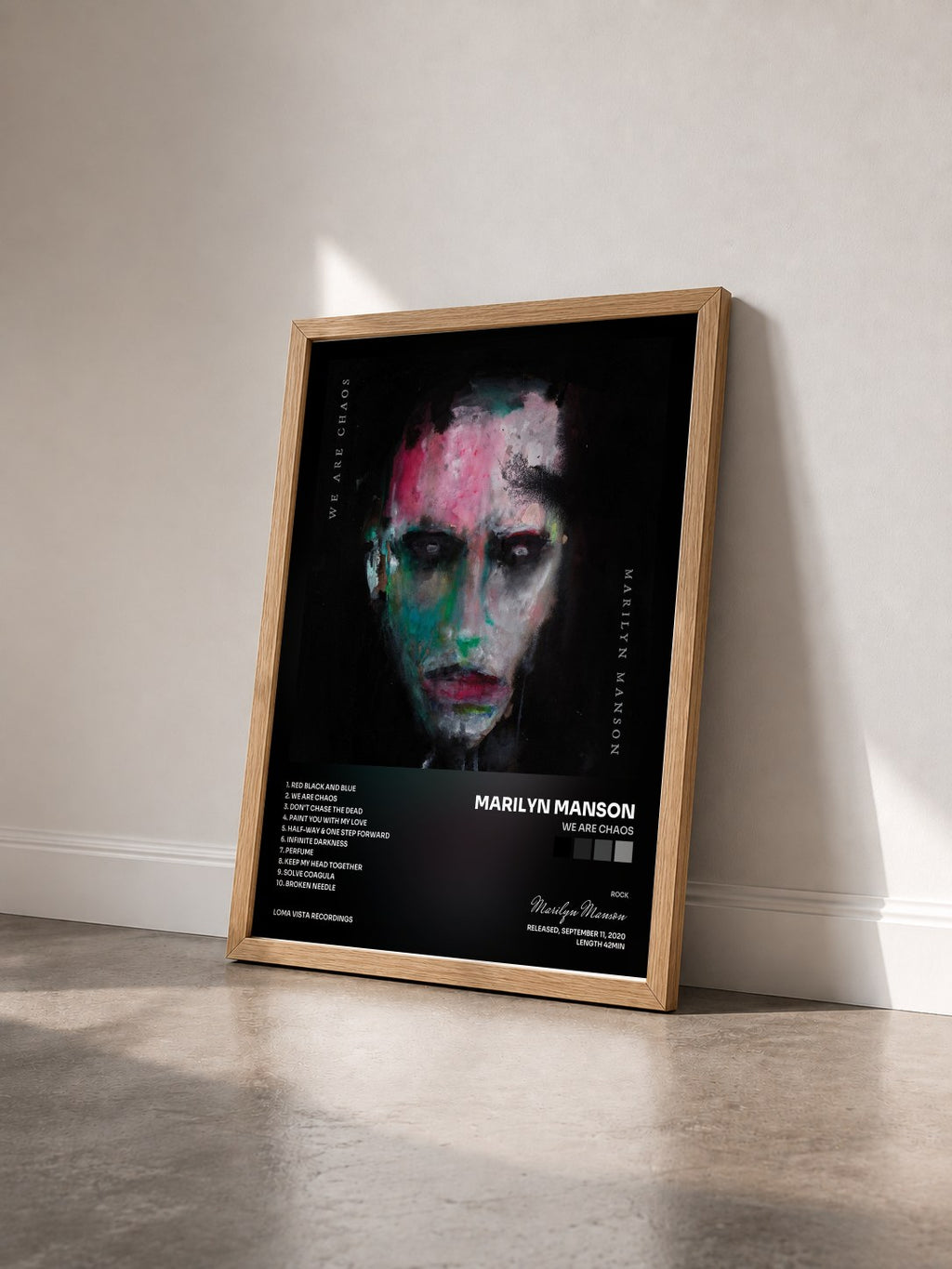 #bois Tableau de l'album WE ARE CHAOS de Marilyn Manson vu de trois quarts, cadre en bois brut