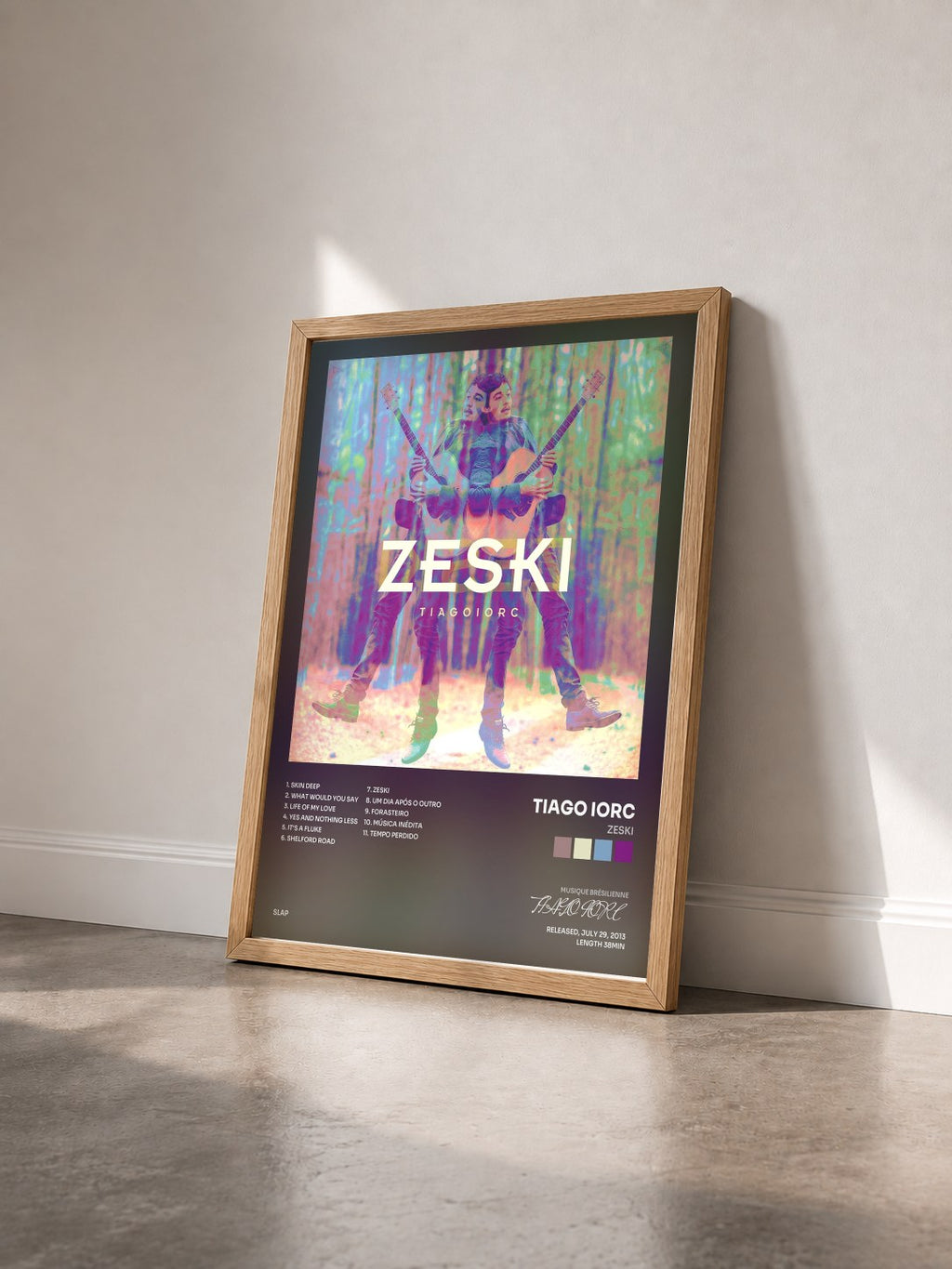 #bois Tableau de l'album Zeski de TIAGO IORC vu de trois quarts, cadre en bois brut