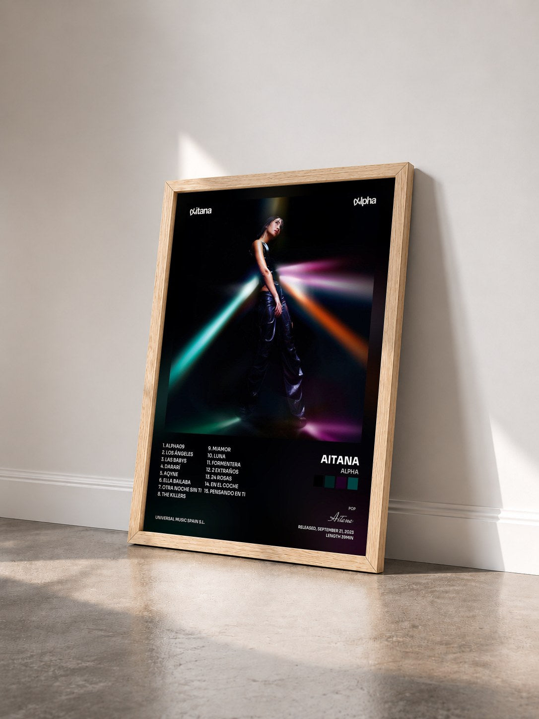 #bois Tableau de l'album alpha de Aitana vu de trois quarts, cadre en bois brut
