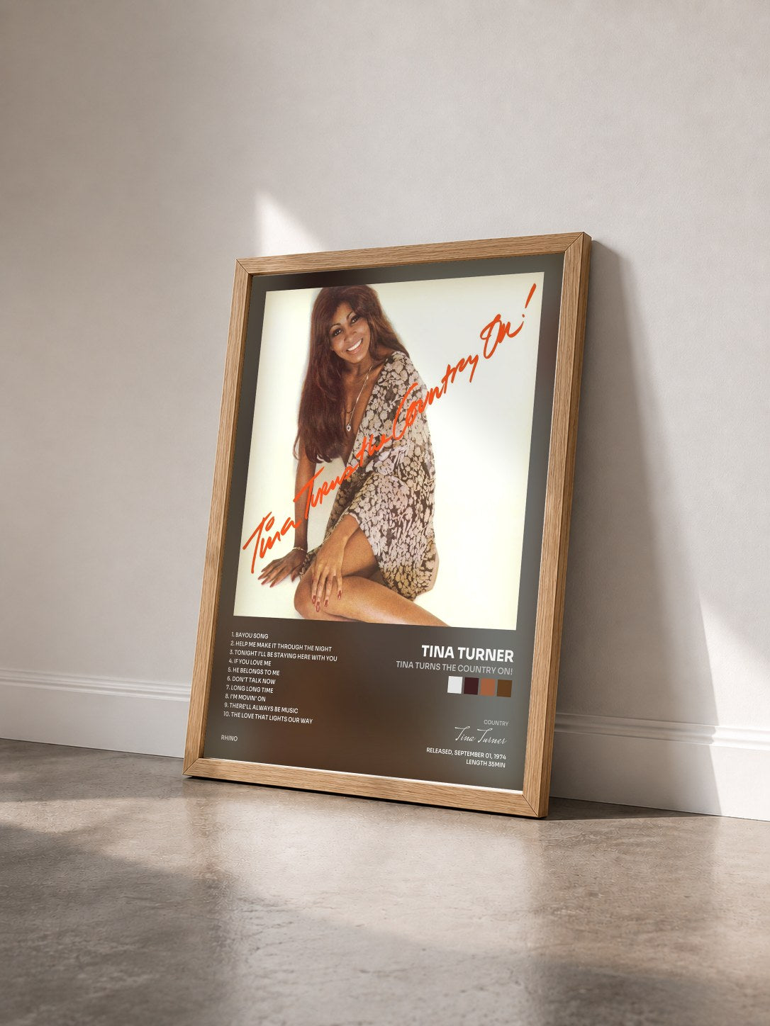 #bois Tableau de l'album Tina Turns The Country On! de Tina Turner vu de trois quarts, cadre en bois brut
