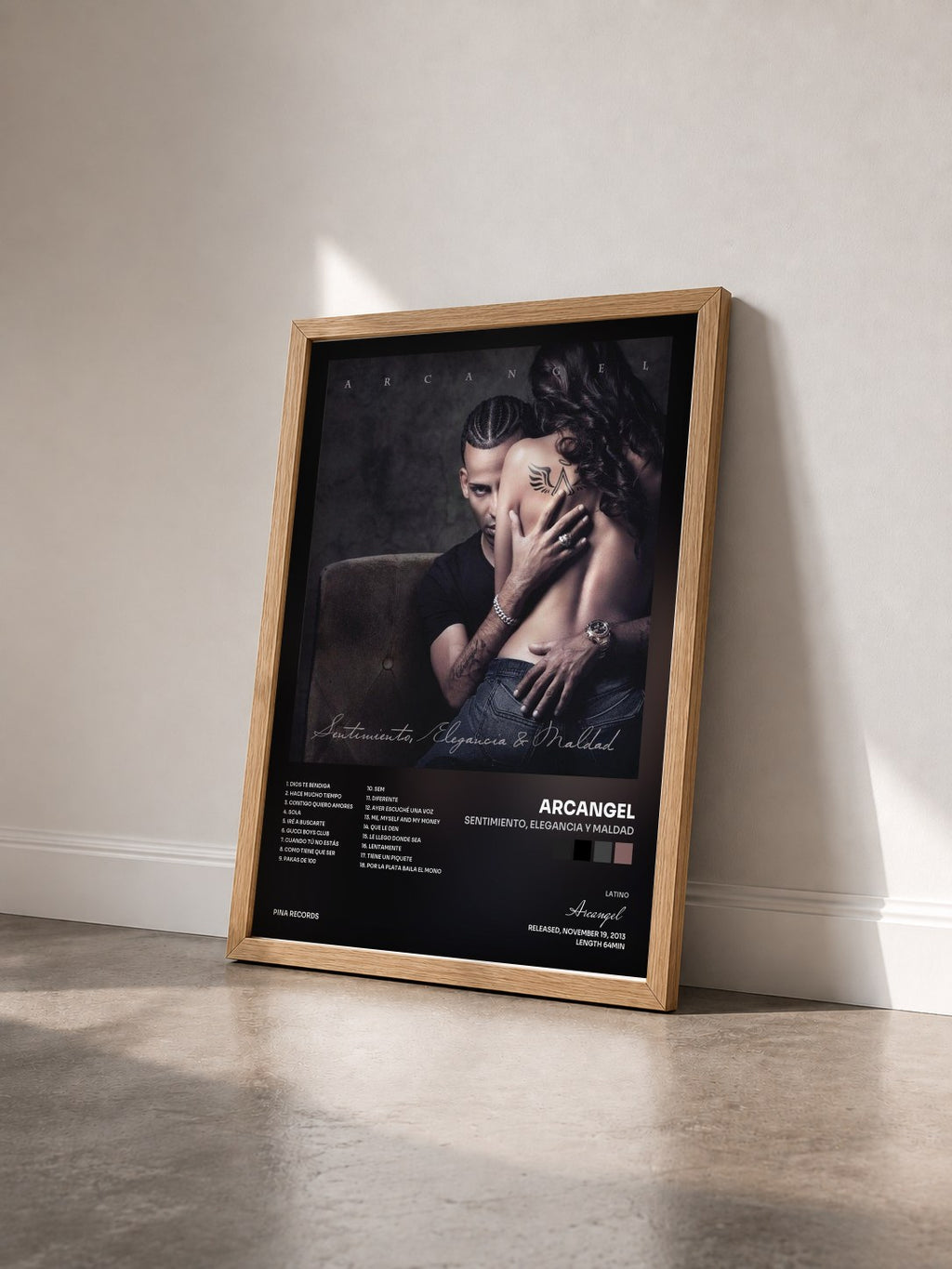 #bois Tableau de l'album Sentimiento, Elegancia y Maldad de Arcangel vu de trois quarts, cadre en bois brut