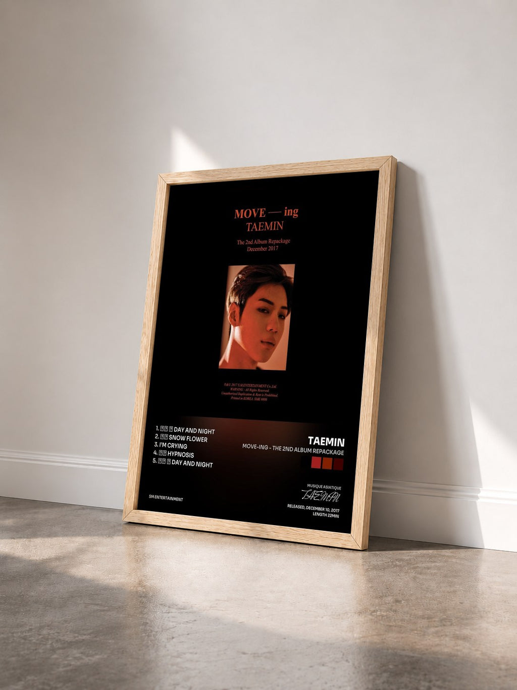 #bois Tableau de l'album MOVE-ing - The 2nd Album Repackage de TAEMIN vu de trois quarts, cadre en bois brut