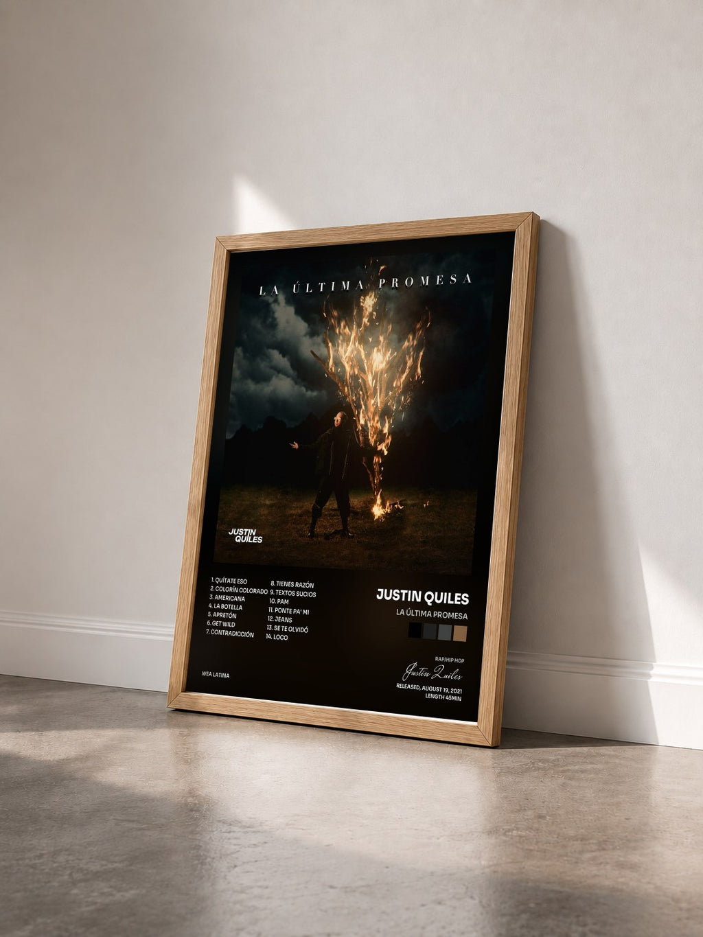 #bois Tableau de l'album La Última Promesa de Justin Quiles vu de trois quarts, cadre en bois brut